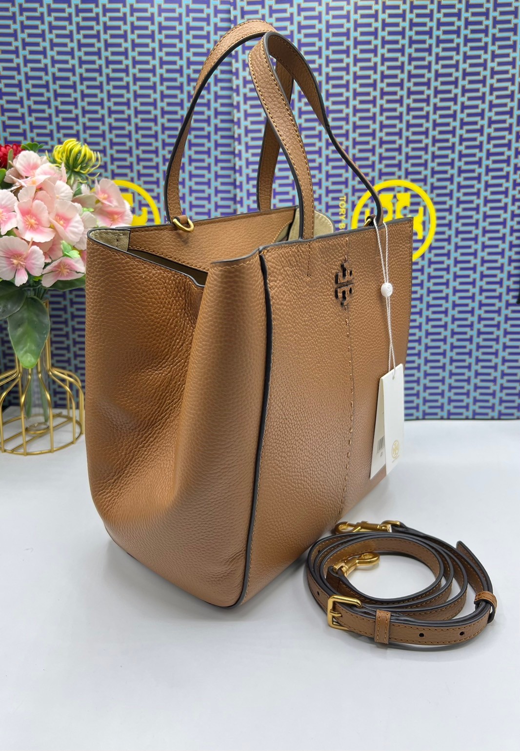 Tory Burch McGraw Leather Tote Bag / Tory Double T Tote Bag / TORY TOTE BAG พร้อมส่ง 4 สี กระเป๋าสะพายทรงโท้ท จุของได้เยอะใบนี้ตอบโจทย์ได้ดีมาก โทนสีเรียบง่าย แฝงไปด้วยความดูดี สุขุมและเป็นผู้ใหญ่