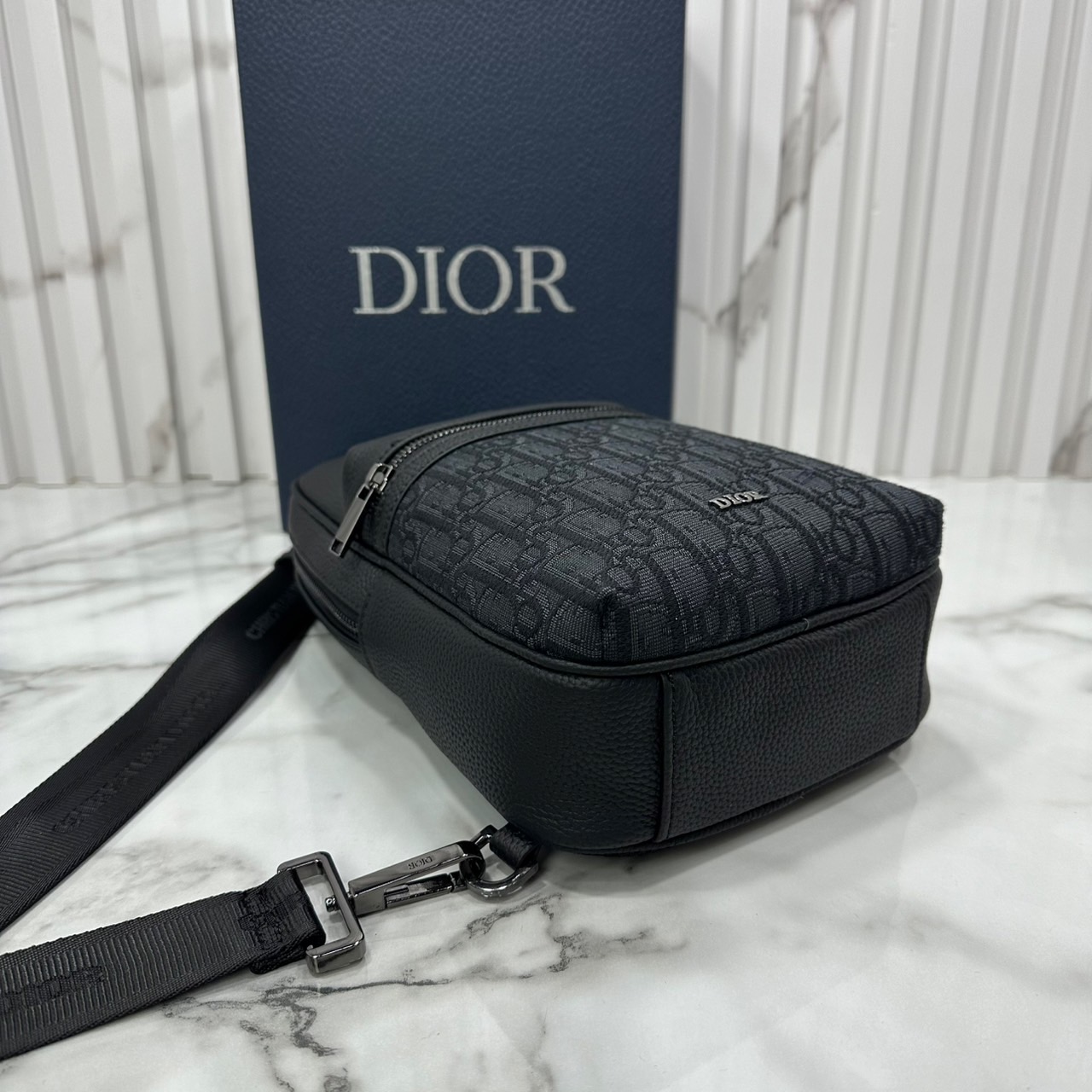 DIOR Sling Bag Rider 2.0 Oblique jacquard fabric กระเป๋าสะพายคาดอก หนังแท้ แคนวาสแท้ สง่างามเหนือกาลเวลา มีไว้ไม่มีเอาท์ ท่านชายควรมีมากค่ะ