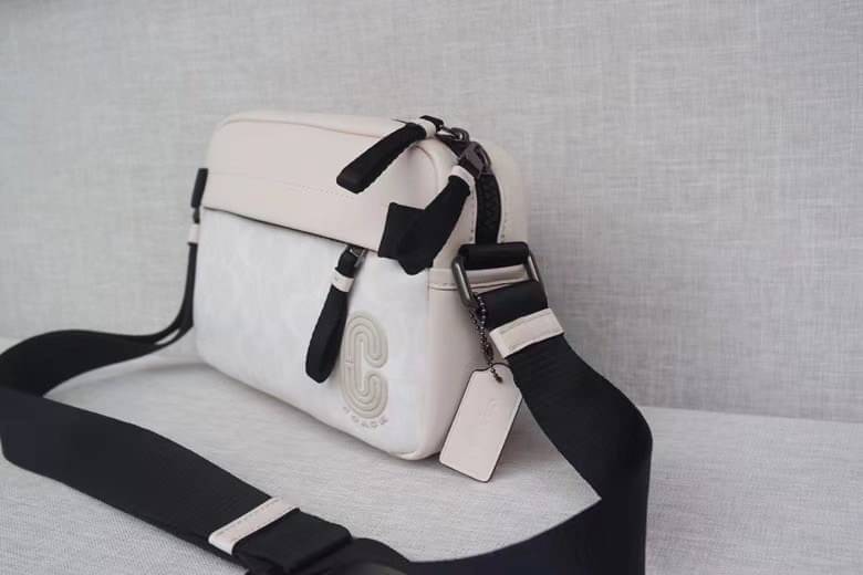 COACH EDGE CROSSBODY IN SIGNATURE CANVAS กระเป๋าสะพายครอสบอดี้ร์ วัสดุหนังแท้ หนังนิ่มอย่างดีค่ะ ด้านหน้ามีช่องซิปซ่อนให้หนึ่งช่อง เปิดปิดช่องหลักแบบซิปคู่ภายในกว้าง ใส่ของได้จุเลยนะคะ มีช่องซิปและช่องเล็กให้อีก2ช่อง;ด้านหลังกระเป๋าเป็นช่องโล่งใส่ของอีกช่