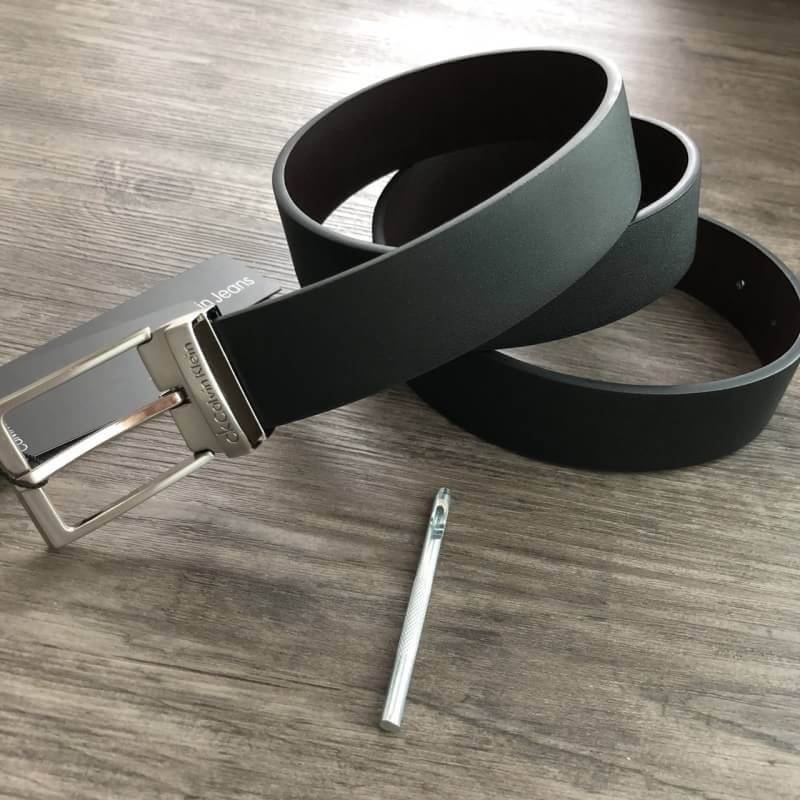 Calvin Klein Belt เข็มขัดคุณผู้ชายหนังเรียบ ใช้ได้ 2 ด้าน จะมอบเป็นของขวัญหรือใช้เองก็แนะนำค่ะ อุปกรณ์ : ที่เจาะรูเข็มขัด + ถุงผ้า+ ถุงกระดาษ + กล่องแบรนด์