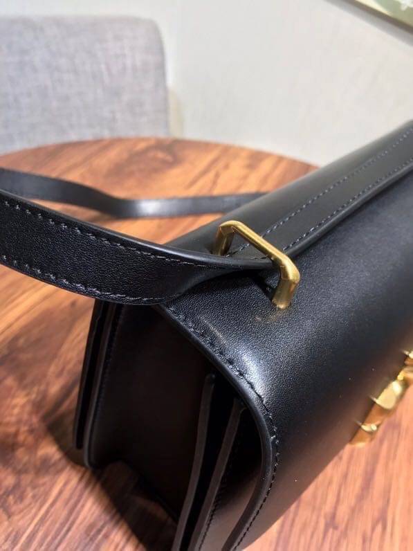 Tory Burch 75003 Eleanor Medium Convertible Shoulder Bag พร้อมส่งที่ไทย อีกรุ่นที่น่าครอบครองมากๆค่ะ กระเป๋าสะพายข้างและทบสายเป็นคล้องไหล่ได้ หนังแท้ชั้นดี ใช้ได้กับทุกๆโอกาส ห้ามพลาด ก่อนหมดนะคะ!!