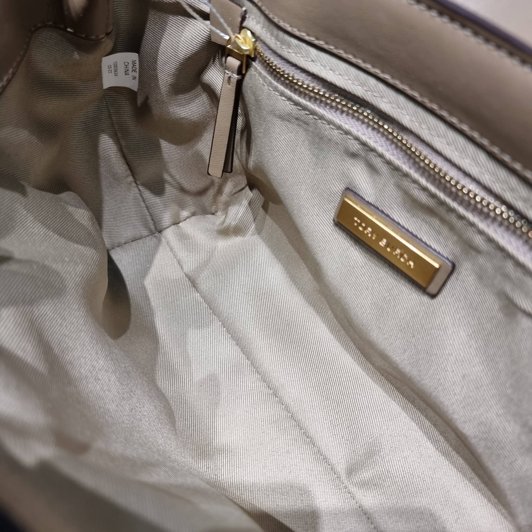 TORY BURCH FLEMING SOFT CONVERTIBLE SHOULDER BAG รุ่นหายาก กับดีไซน์ใหม่ล่าสุด มาพร้อมเสิร์ฟความสวยถึงบ้านไปเลย กับกระเป๋าสะพายไหล่ขนาดกำลังสวย หนังแท้นิ่มเต็มใบ สัมผัสสบายมือ