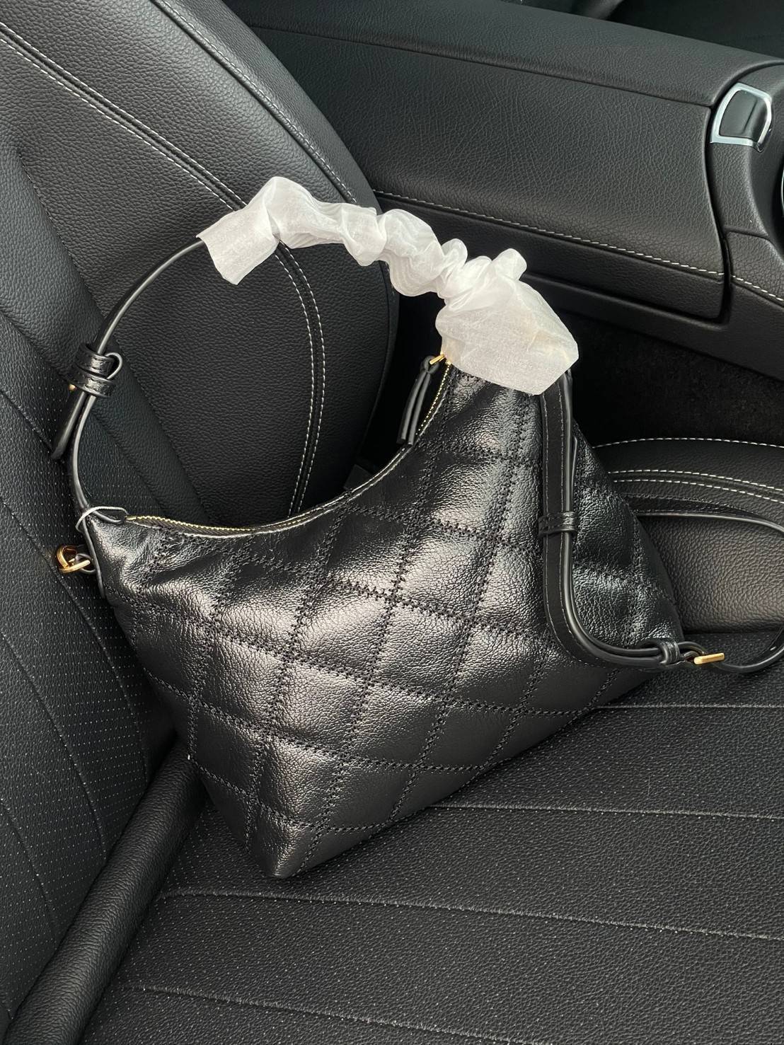 ของแท้ 💯% Tory burch new women's underarm bag single shoulder straddle bag ว่าด้วยเรื่องกระเป๋าที่สามารถสะพายไหล่ก็ได้หรือเป็นทรงบอดี้ก็ได้ มีให้เลือกหลายคอลเลคชั่นด้วยกันสำหรับคอลเลคชั่นนี้สามารถตอบโจทย์สาวใสวัยทำงานได้เป็นอย่างดี