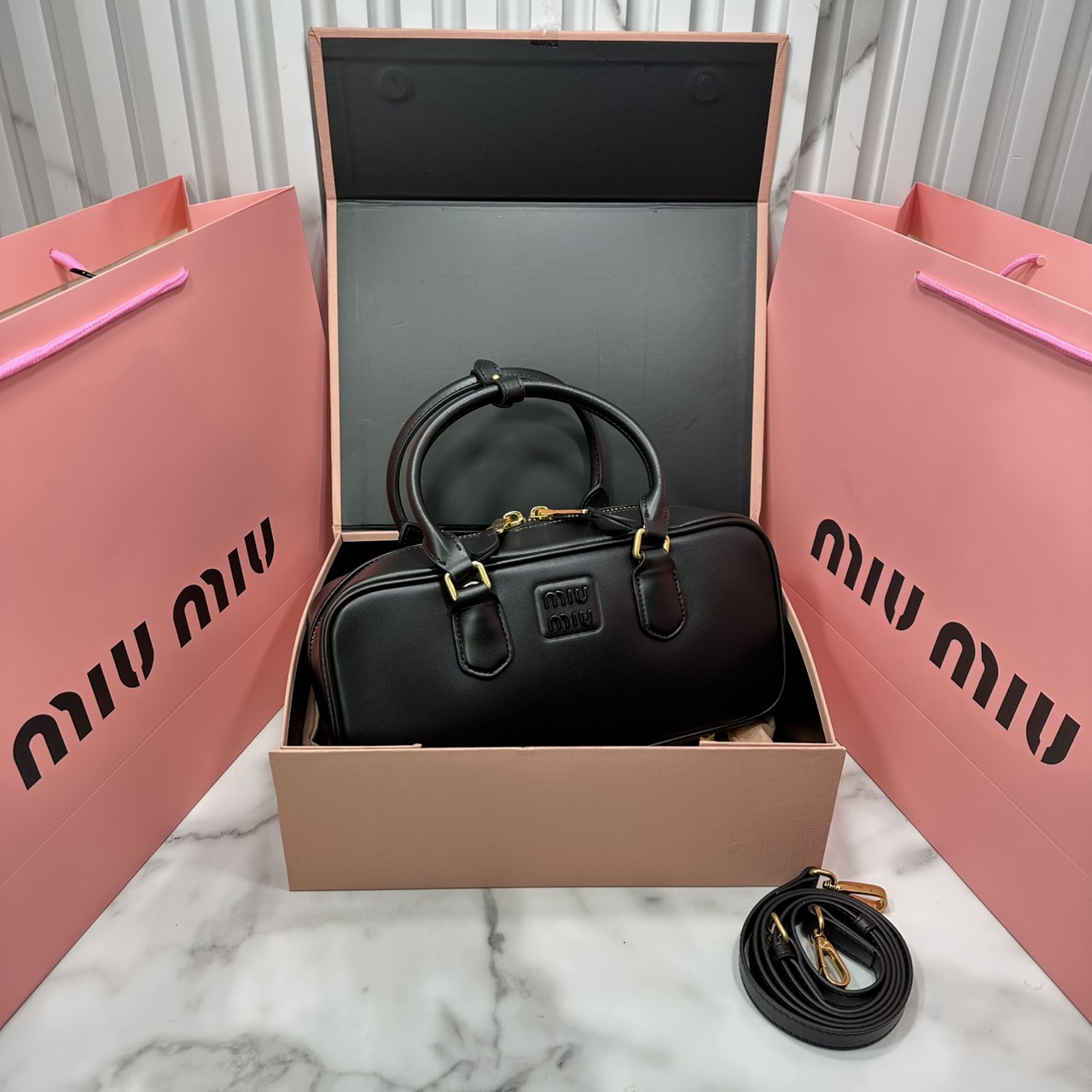 ORI หนังแท้ | MIU MIU Arcadie leather bag Large 27cm กระเป๋าสะพายทรงโฮโบใบใหญ่ ลุคลูกคุณหรูหราน่ารักๆเก๋ๆ สวยดูแพง หูจับในตัวง่ายและสะดวกพกพา มาพร้อมสายสะพายข้างภายในโล่งกว้างมาก