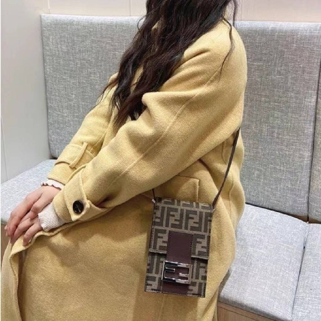 FENDI Phone crossbody bag พร้อมส่งกับกระเป๋าสะพายข้างขนาดมินิขนาดกำลังดี ใส่ของจุกจิกได้เยอะ ใส่iPhone pro max ได้สบาย มาพร้อมสาย สะพายข้างถอดได้ งานจริงสวยมากไม่ผิดหวังค่ะ