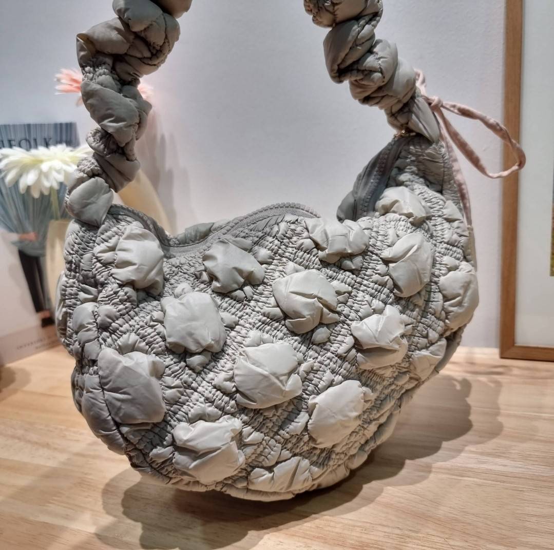 Carlyn cozy bag / Carlyn glaze bag 13 สีพร้อมส่ง อีกหนึ่งคอลเด็ด ที่ฮิตแบบฉุดไม่อยู่ กับไอเท็มนุ่มนิ่มจากเกาหลี พร้อมสีใหม่ล่าสุด กระเป๋าสะพายก้อนเมฆสุดเก๋ ที่สามารถใช้ได้หลากหลาย