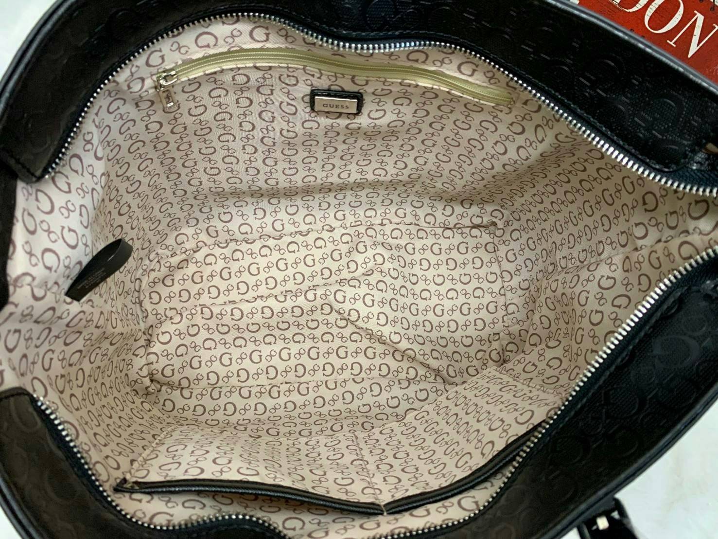 GUESS WOMEN LARGE TOTE BAG กระเป๋าถือ//สะพายไหล่ ทรง Tote ตัวกระเป๋าลายแบรนด์ทั้งใบ ผสมหนังซาฟเฟียโน่ตรงขอบล่างกระเป๋าค่ะ ด้านหน้าห้อยอะไหล่แบรนด์มาให้ เปิดปิดกระเป๋าแบบซิป ภายในโล่ง กว้าง ใส่ของได้จุค่ะ มีช่องซิปและช่องเล็กใส่ของจุกจิกนะค่ะ หูหิ้วสามารถป