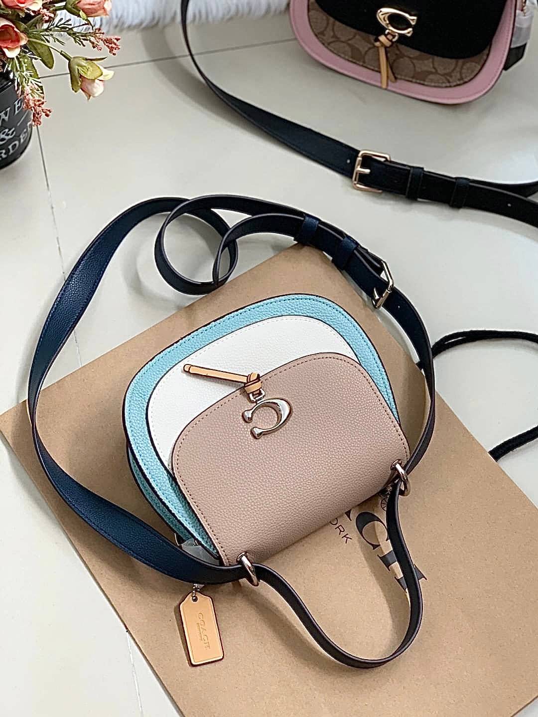 OUTLET 】COACH REMI SADDLE BAG IN COLORBLOCK ((1330)) รุ่นแนะนำ คลาสสิคน่าใช้มากๆ วัยใสๆใช้ดีค่ะ 😘 พร้อมส่งที่ไทยอีกครั้ง! กระเป๋าสะพายข้าง//ครอสบอดี้ร์//หรือทบเป็นสายคู่สะพายไหล่ได้ค่ะ แล้วแต่ชอบเลยค่ะ! วัสดุหนังแท้ ลายหนังสวยมากๆค่ะรุ่นนี้ หลงรัก