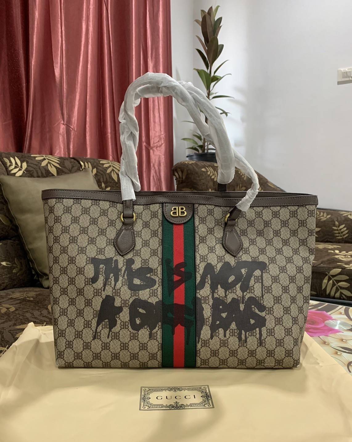 Gucci x Balenciaga The Hacker Project Graffiti Tote กระเป๋าช้อปปิ้งทรงโท้ท โดดเด่นด้วยลวดลายเพ้นท์กราฟฟิตี้ ใบใหญ่ จุสัมภาระได้อย่างจุใจ