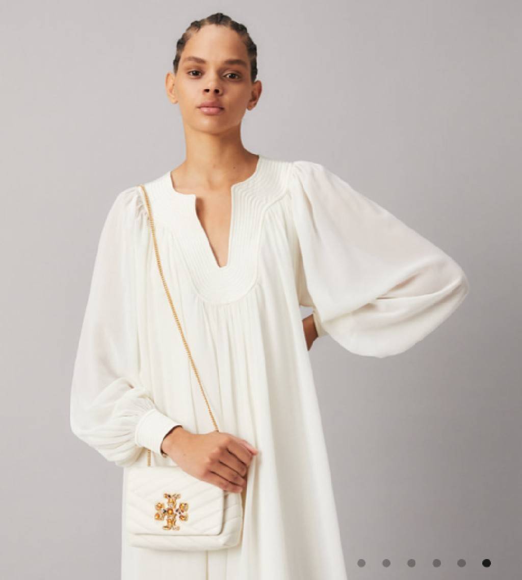 TORY BURCH KIRA CHEVRON EMBELLISHED LOGO MINI BAG ตามคำเรียกร้องจ้า!! ไซส์มินิ สะดวกใช้ พกพาง่าย สไตล์คุณหนู!! กระเป๋าสะพายข้าง ดีไซน์ทรงคลาสสิค โดดเด่นด้วยโลโก้ดีไซน์ประดับเม็ดสี เพิ่มมูลค่าและดึงดูดสายตามากขึ้น วัสดุหนังแกะ สัมผัสนิ่มมือ เปิด-ปิดด้วยกระ