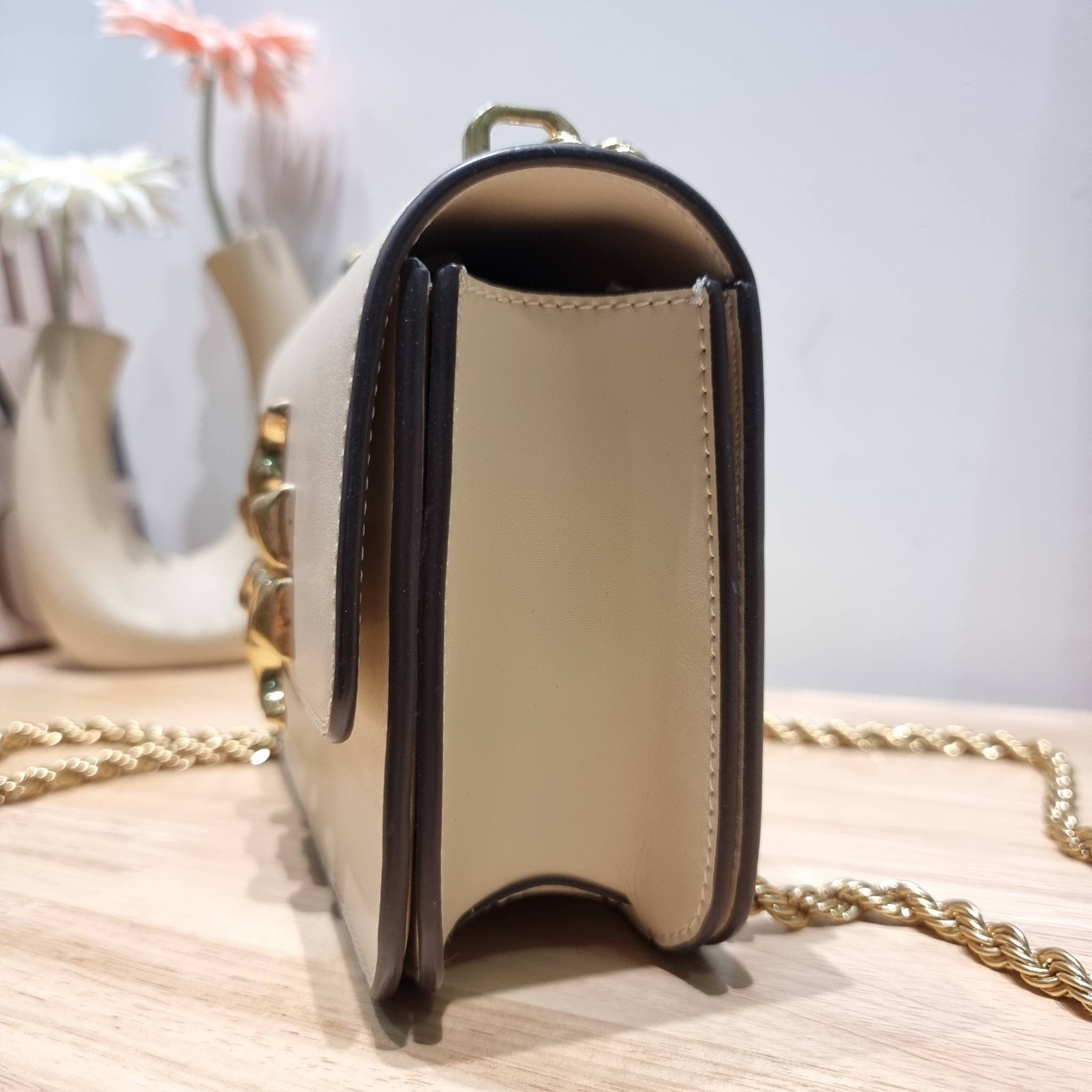 Tory Burch Bag / TORY BURCH ELEANOR SMALL CONVERTIBLE SHOULDER BAG ฮอตไอเท็ม รุ่นนี้ขายดีขายหมด สวยหรู คุณหนู ผู้ดี!! หายากมากแล้วน้า กระเป๋าสะพายข้าง ดีไซน์อยู่ทรง ขนาดกำลังสะดวกใช้ เปิด-ปิดด้วยแถบแม่เหล็ก ภายในแบ่งสัดส่วนได้เป็นอย่างดี