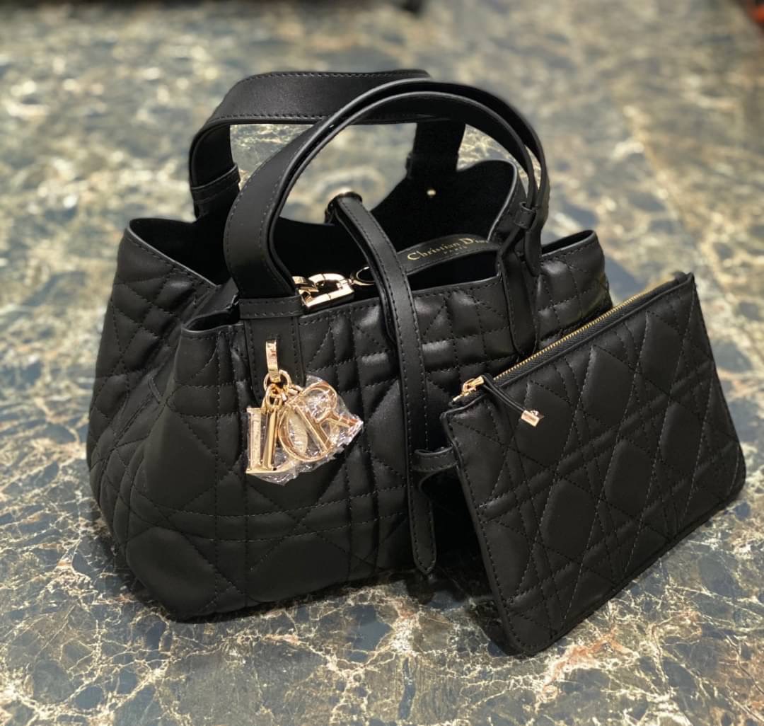Small 23cm DIOR TOUJOURS BAG Macrocannage Calfskin / DIOR Tote Bag ออริ 1:1 พร้อมส่ง 3 สี กระเป๋าสะพายทรงโท้ท จุของได้เต็มที่ รูปทรงคลาสสิค หนังสวย หรูหราเกินราคา