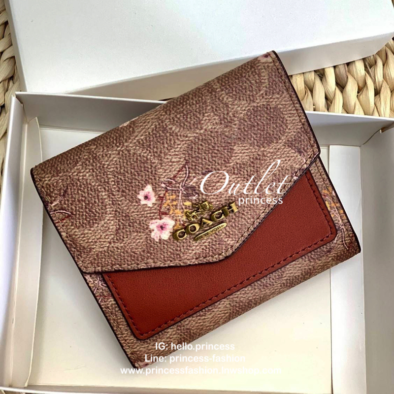 COACH SHOT WALLET BAG กระเป๋าสตางค์ใบสั้น วัสดุหนังแกะสวย ลายน่ารัก ขนาดกำลังดี เปิดปิดกระเป๋าแบบกระดุม ข้างในมีช่องใส่ธนบัตรตามยาวได้ ช่องใส่บัตรต่างๆได้ถึง 9 ใบ พร้อมช่องซิปด้านหลังใส่เหรียญหนึ่งช่องค่ะ เป็นอีกรุ่นที่น่าใช้