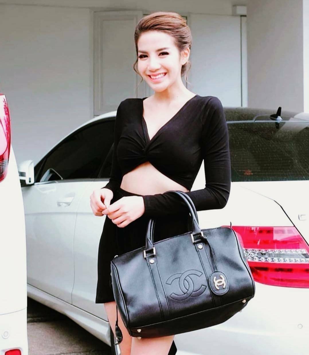 CHANEL Caviar Small Travel bag / CHANEL CAVIAR LARGE HANDBAG / chanel travel bag กระเป๋าเดินทางขนาดพอเหมาะ อะไหล่ทอง วัสดุหนังลายคาร์เวียร์ สวยหรูน่าใช้ น้ำหนักเบา มาพร้อมแท็กหนังแบรนด์อะไหล่ทอง และแท็กหนังใส่กุญแจ