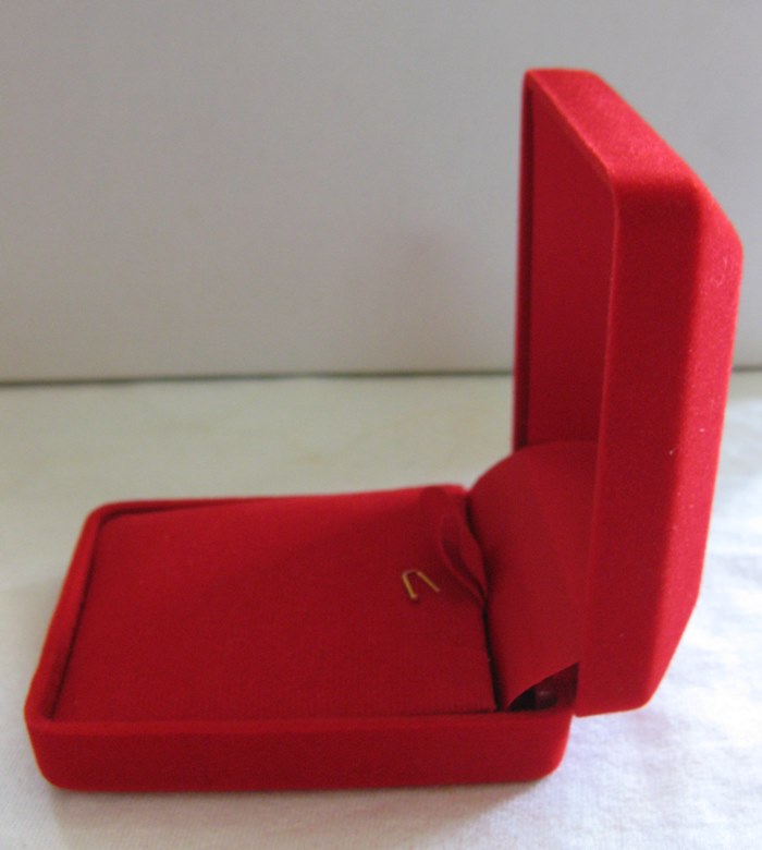 สินค้าหมดค่ะ กล่องกำมะหยี่ใส่จี้พระแบบใหญ่ แบบ1ค่ะ