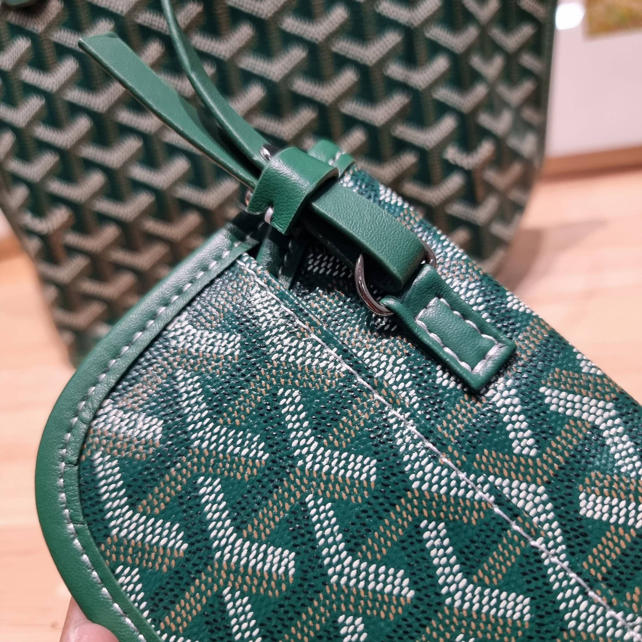 GOYARD MINI ANJOU REVERSIBLE TOTE ฮอตไอเท็ม กับกระเป๋าสะพายทรงโท้ท ไซส์มินิ กะทัดรัดมาก มาครบสีขายดี เลิศทุกสี รูปทรงคลาสสิค ดีไซน์เป็นเอกลักษณ์ ใช้งานได้หลากหลาย สามารถกลับด้านใช้ได้แบบไม่มีเบื่อ