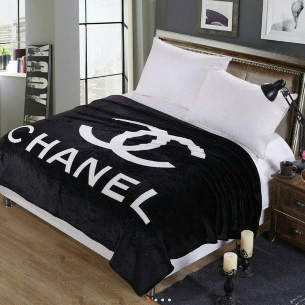 Item ที่สาวๆต้องมี สำหรับหนาวนี้ค้า! Chanel Blanket ผ้าห่มลายทูโทน Chanel สุดหรู ที่ Celebหลายคน ต้องถ่ายรูปโชว์! โดดเด่นด้วย ขนาดใหญ่ jumbo ห่มได้มากกว่า 2-3 คน เนื้อผ้า **ดีม๊ากกกกกก ขนนุ่มลื่นมือสุดๆ จะพกติดรถหรือมีติดเตียง ก้ควรมีไว้ครอบครอง ที่สุดคะ