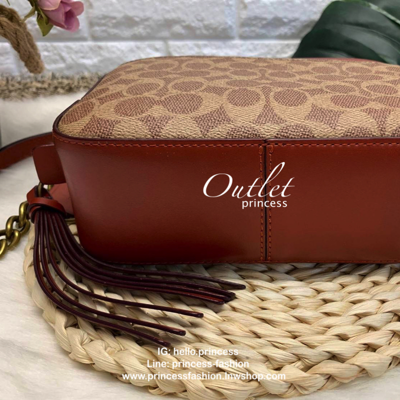 COACH CROSSBODY BOX BAG กระเป๋าสะพายข้าง crossbody วัสดุหนัง pvc. หนังนิ่ม คุณภาพดี ลาย signature brand ตัดขอบหนัง ด้านหน้า/ หลังมีช่องเเล็ก เปิดปิดกระเป๋าแบบซิป ภายในกว้าง ใส่ wallet ขนาดกลาง มือถือได้ทุกรุ่น และของใช้จุกจิกได้ พร้อมสายสะพายแบบโซ่ต่อหนัง