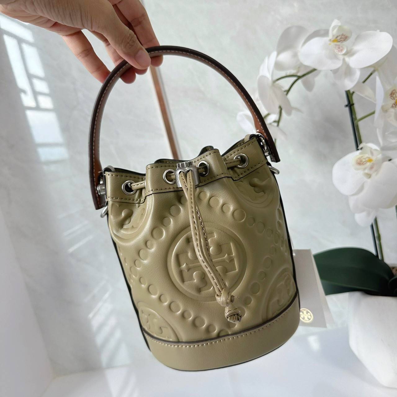 6 สี Tory Burch Puffy Mini / Tory burch T Monogram Puffy Patent Mini Bucket Bag / Tory Bucket Bag กระเป๋าบัคเกต size เล็ก โดดเด่นด้วยโลโก้ตัวนูนปั๊มด้านหน้า