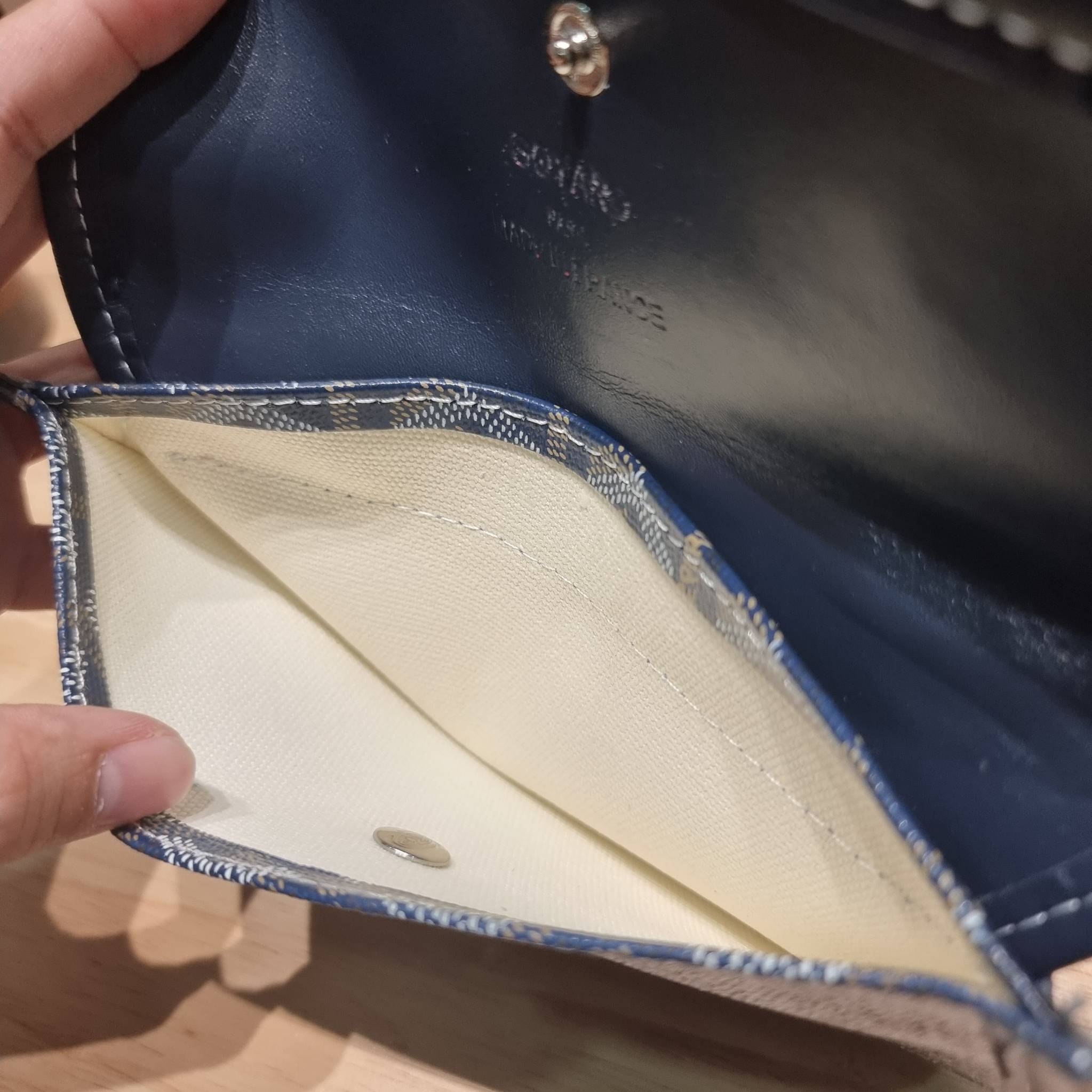 GOYARD BOHEME HOBO BAG / GOYARD HOBO กระเป๋าสะพายทรงโฮโบ ใบใหญ่จุใจ!! มาครบสีขายดี เลิศทุกสี รูปทรงคลาสสิค ดีไซน์เป็นเอกลักษณ์ วัสดุหนังแคนวาสพิมพ์ลายสวยคม ปากกระเป๋ามีซิปเปิด-ปิดกันของหล่นได้ ภายในโล่งกว้างมาก มาพร้อมสายคล้องในตัว ทนทาน สะพายสวยๆได้ทุกวั