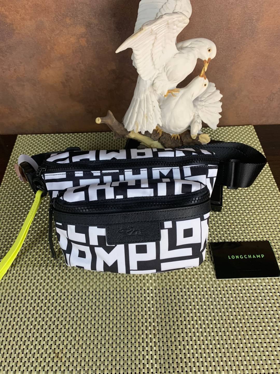 LONGCHAMP LE PLIAGE LGP BELT BAG M เท่ห์อย่างมีสไตล์กระเป๋าทรงคาดอกและคาดเอวดีไซน์แนวสปอร์ต เพิ่มความโดดเด่นทันสมัยด้วยลายซิกเนเจอร์ มีช่องซิปที่ใช้งานง่ายช่วยให้คุณหยิบใช้สิ่งของจำเป็นได้อย่างสะดวกและง่ายดาย และผสานสายรัดแบบปรับได้เข้ากับหัวเข็มขัดตัวล็อ