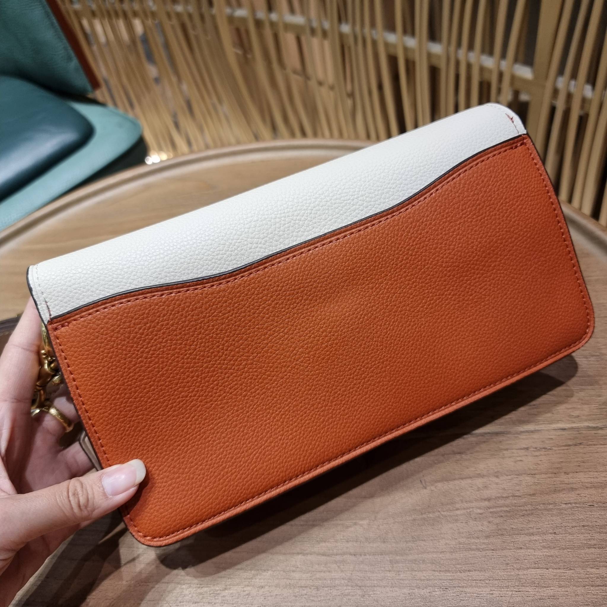 COACH TABBY SHOULDER BAG 26 IN SIGNATURE CANVAS WITH BEADCHAIN (6793,91215) กระเป๋าสะพายไหล่ ดีไซน์วินเทจย้อนยุค สวยคมชัด คลาสสิคใช้ได้ทุกลุค วัสดุหนังแท้สลับหนังแคนวาสเคลือบลาย เปิด-ปิดด้วยแม่เหล็กในตัว รับรองแน่นหนา ด้านหลังมีช่องแยก ภายในเป็นช่องโล่ง ข