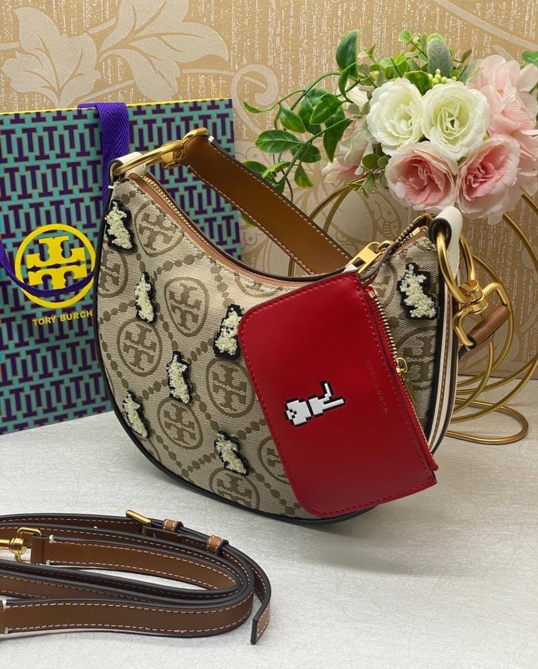 TORY BURCH Mini T Monogram Embroidered Rabbit Crescent Bag 🐇 คอลเลคชั่นกระต่ายสุดร้อนแรงแห่งปี 🥕🥕 คอลเลคชั่นทีบ่งบอกสไตล์ที่ทันสมัยทรงครึ่งวงปักลายกระต่ายบนกระเป๋าสุดน่ารัก โด่ดเด่น