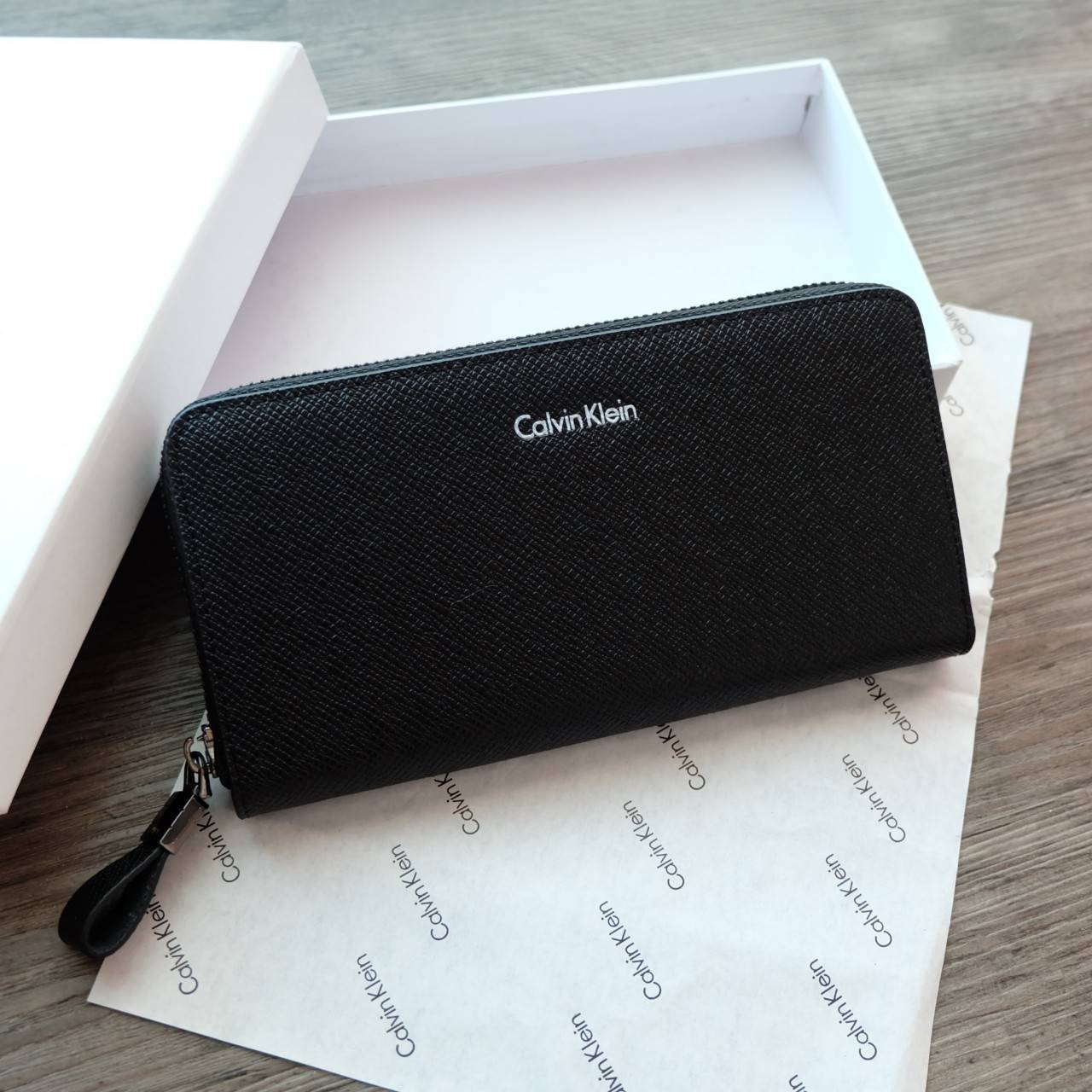 Calvin Klein Long Wallet กระเป๋าสตางค์ใบยาวซิปรอบ ภายในมีช่องใส่ธนบัตร ช่องใส่บัตรหลายช่อง และช่องซิปสำหรับใส่เหรียญ จะมอบเป็นของขวัญ หรือใช้เองก็แนะนำเลยค่ะ