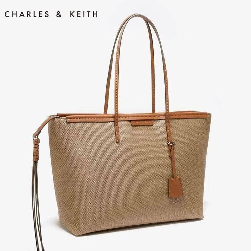 Charles & Keith Black Textured Tote Bag ฮอตฮิตตลอดกาลสำหรับรุ่นนี้ รุ่นยอดนิยม!! มากี่รอบกี่รอบก็ขายดี ใครไม่มีรุ่นนี้ติดตู้ไว้ถือว่าเชยมาก(!!) กระเป๋าสะพายทรง Shopping bag ใบใหญ่จุของได้ใจ น้ำหนักเบา โดดเด่นด้วย Textured วัสดุสานรอบใบ ตัดขอบหนัง สวยอยู่ท