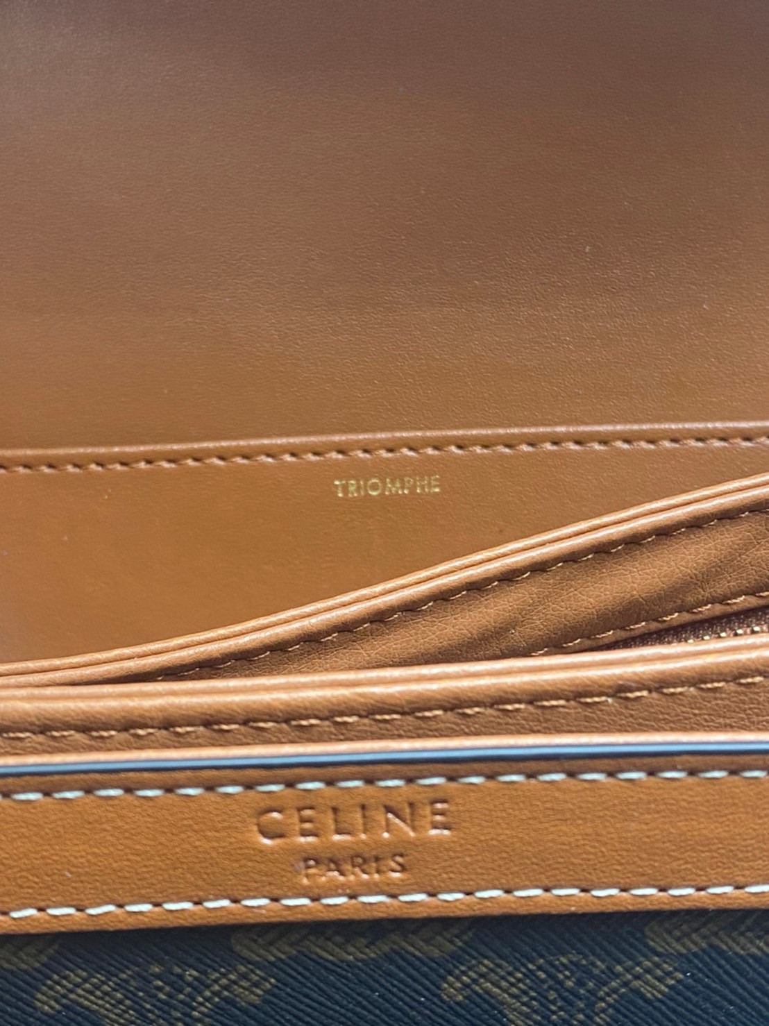 หนังแท้ CELINE MEDIUM TRIOMPHE BAG IN TRIOMPHE CANVAS AND CALFSKIN / CELINE TEEN สาวๆที่กำลังมองหากระเป๋าน่ารักเอาไว้ใช้ในวันสบาย ๆ แต่ไม่รู้เลือกกระเป๋า Celine รุ่นไหนดี แนะนำรุ่นนี้เลยคะ เป็นกระเป๋าสะพายข้างขนาดกำลังดี สวยแบบคลาสสิก หรูหราด้วยแคนวาสเคลื