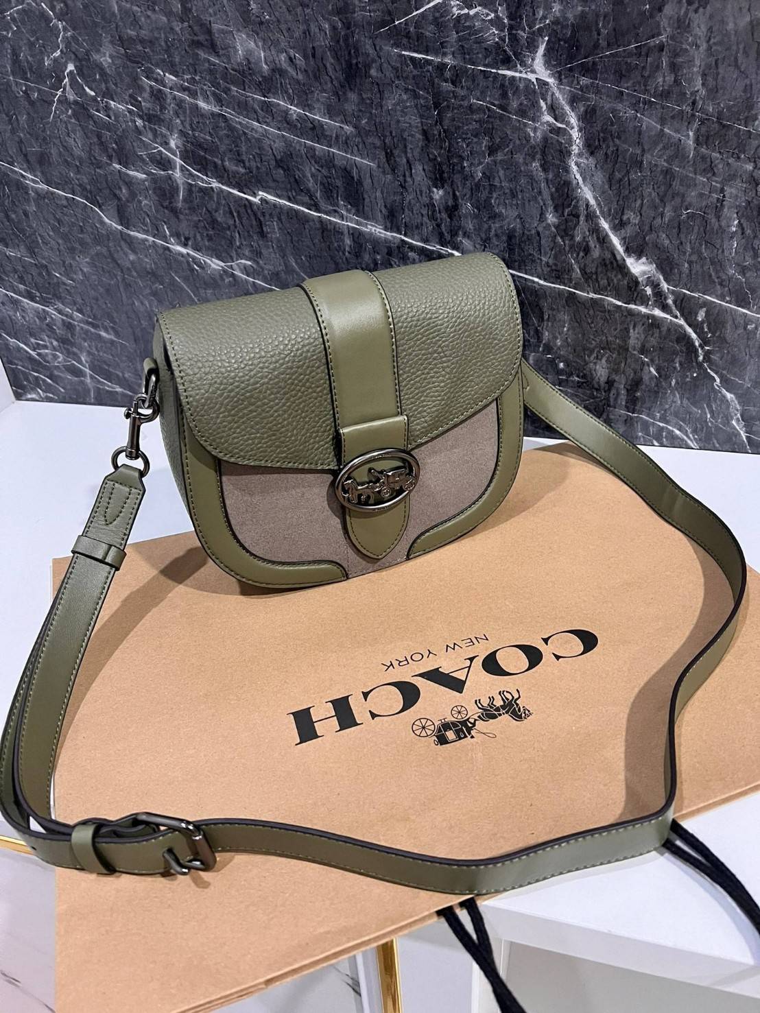 OUTLET 】COACH C2805 GEORGIE SADDLE BAG ใบงาม น้องน่ารัก สุดเรียบหรู เลยทีเดียว วัสดุหนังpebble ตัวกระเป๋าหนังแท้ ตรงกลางตัดกำมะหยี่เพิ่มความหรูหราอย่างลงตัว ภายในกระเป๋ามีช่องเอนกประสงค์กระดุมแป๊ก ซับในผ้า ด้านนอกกระเป๋าเปิด สายสะพายถอดปรับระดับ สำหรับสะพ