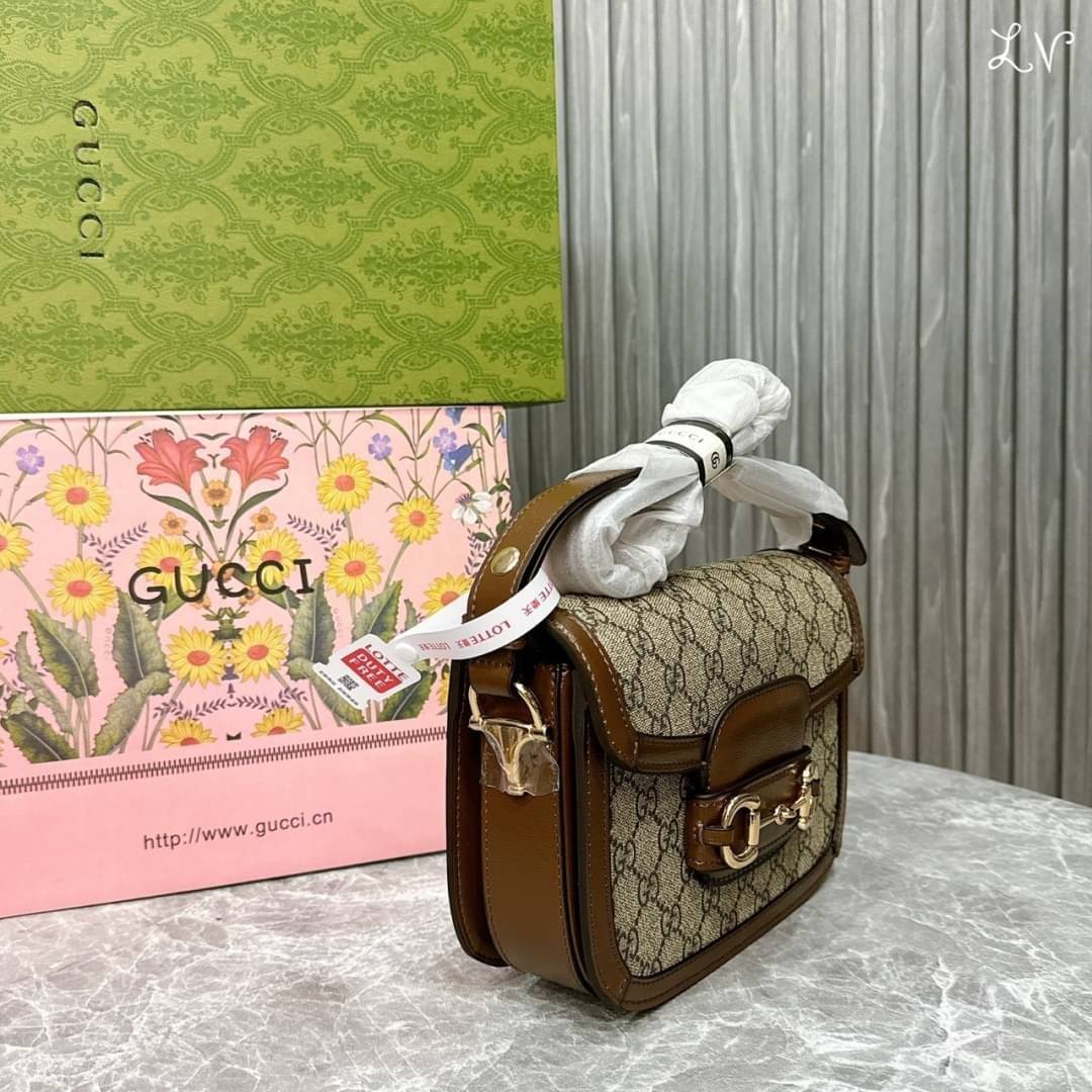 Gucci Horsebit 1955 mini shoulder bag 20cm กระเป๋าสะพายทรงคลาสสิค หรูหรา รุ่นยอดนิยม!! มากี่รอบก็ไม่เคยพอ!! ใช้แล้วดูดีมีเสน่ห์ขึ้นทันที สวยผู้ดี ดารา เซเลปใช้กันเพียบ งานสวยอยู่ทรง