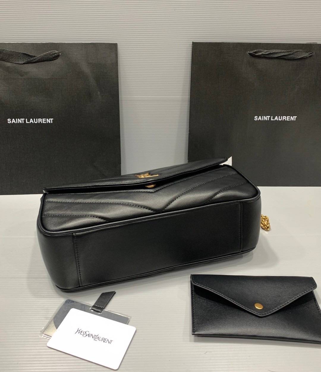 ORI | หนังแท้ 30cm YSL loulou medium in matelassé กระเป๋าสะพายทรงสวยคลาสสิค มาพร้อมใบเล็กใส่การ์ด งานหนังแท้สมผัสนุ่มมือตะเข็บเย็บลายเชฟรอนสวยเป็นเอกลัษณ์ ด้วยดีไซน์เรียบหรู ใช้ได้บ่อยไม่มีเบื่อ