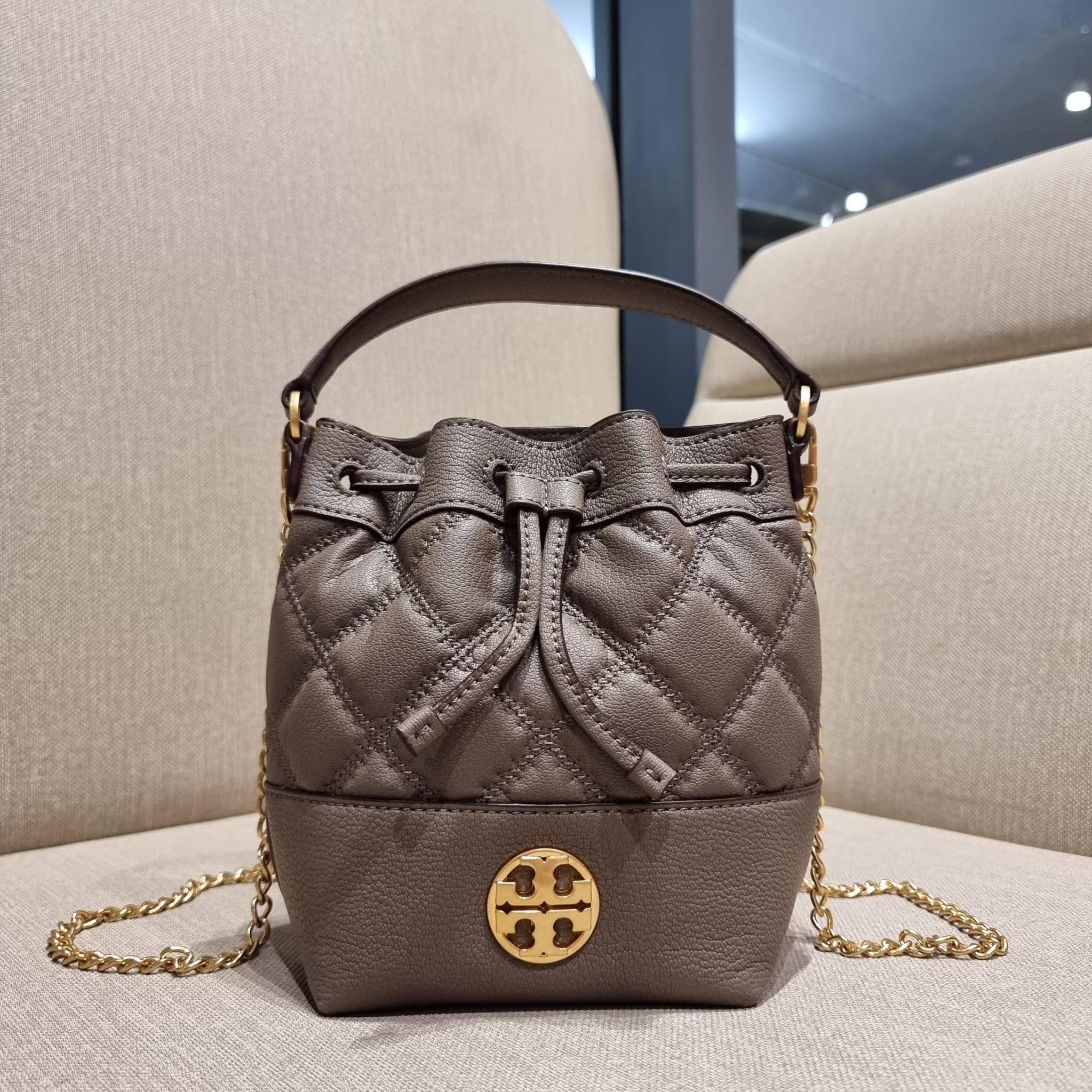 TORY BURCH WILLA MINI BUCKET BAG NEW ARRIVAL สุดปัง กระเป๋าสะพายทรงบัคเก็ต สวยผู้ดี โดดเด่นด้วยโลโก้สีทองดูหรู อัพลุคผู้ดี๊ผู้ดี วัสดุหนังแท้ ดีไซน์บุนวม เส้นคมดีเทลหรู เปิด-ปิดหนังรูดปากกระเป๋า มีหูหิ้วในตัว คล้องแขนเก๋ๆ ภายในเป็นช่องโล่ง มีช่องย่อย ใส่ข