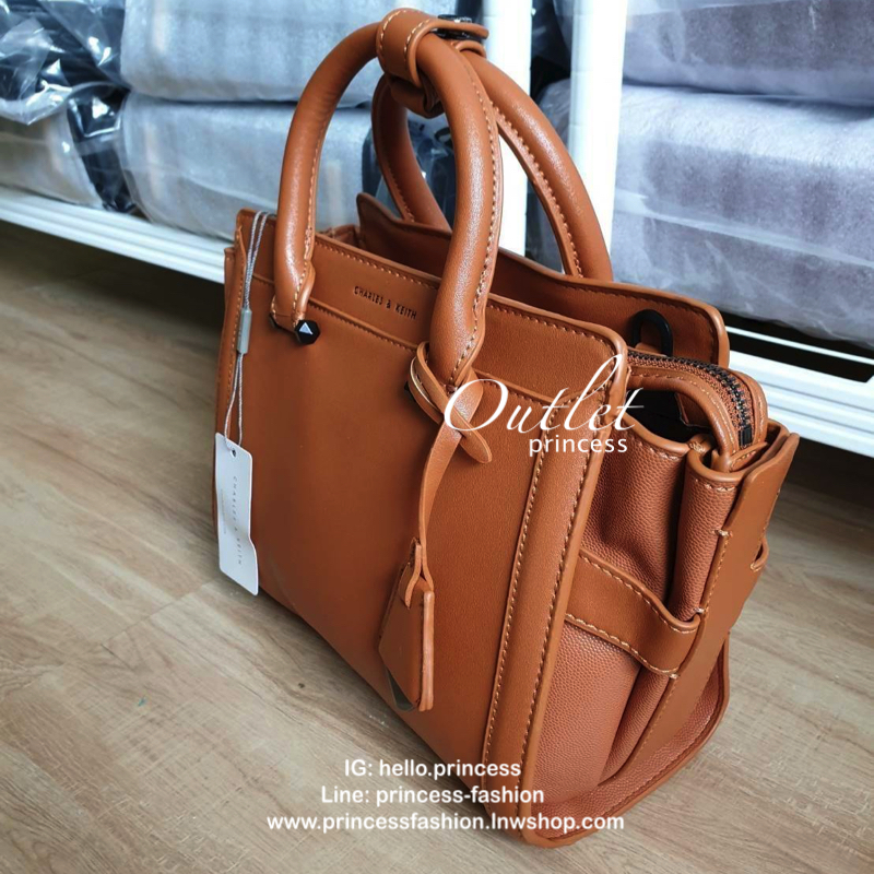 CHARLES & KEITH กระเป๋าถือ/สะพายข้าง ขนาดกลาง ด้านหน้าปั๊มโลโก้แบรนด์ ด้านหน้าเป็นหนังเรียบตัดกับด้านข้างเป็นหนังคาร์เวียร์ออกแบบมาให้เรียบหรู ด้านหลังมีซิป 1 ช่อง หูกระเป๋าสามารถพับลงได้ ส่วนด้านในกว้างมากค่ะ ออกแบบมาให้ใส่ของได้จุใจแบบไม่มีช่องแบ่ง มีช่