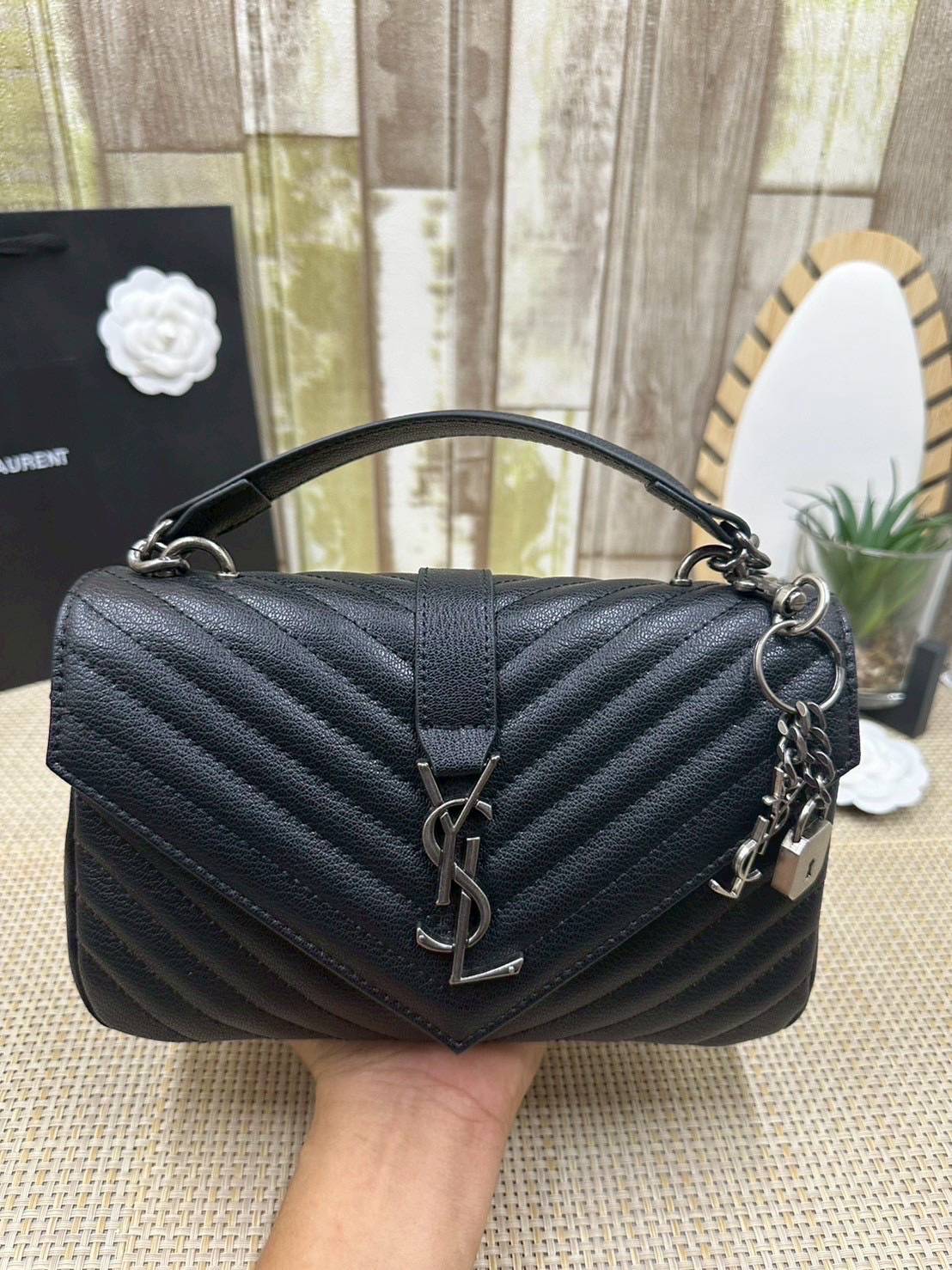 ORI หนังแท้ | YSL COLLEGE MEDIUM IN QUILTED LEATHER 25cm กระเป๋าสะพายทรงสวยสุดหรู ดูติดแกลมสุดๆ โดดเด่นด้วยโลโก้ด้านหน้า เพิ่มดีเทลความผู้ดี ไม่เคยผิดหวังจริงๆ!!