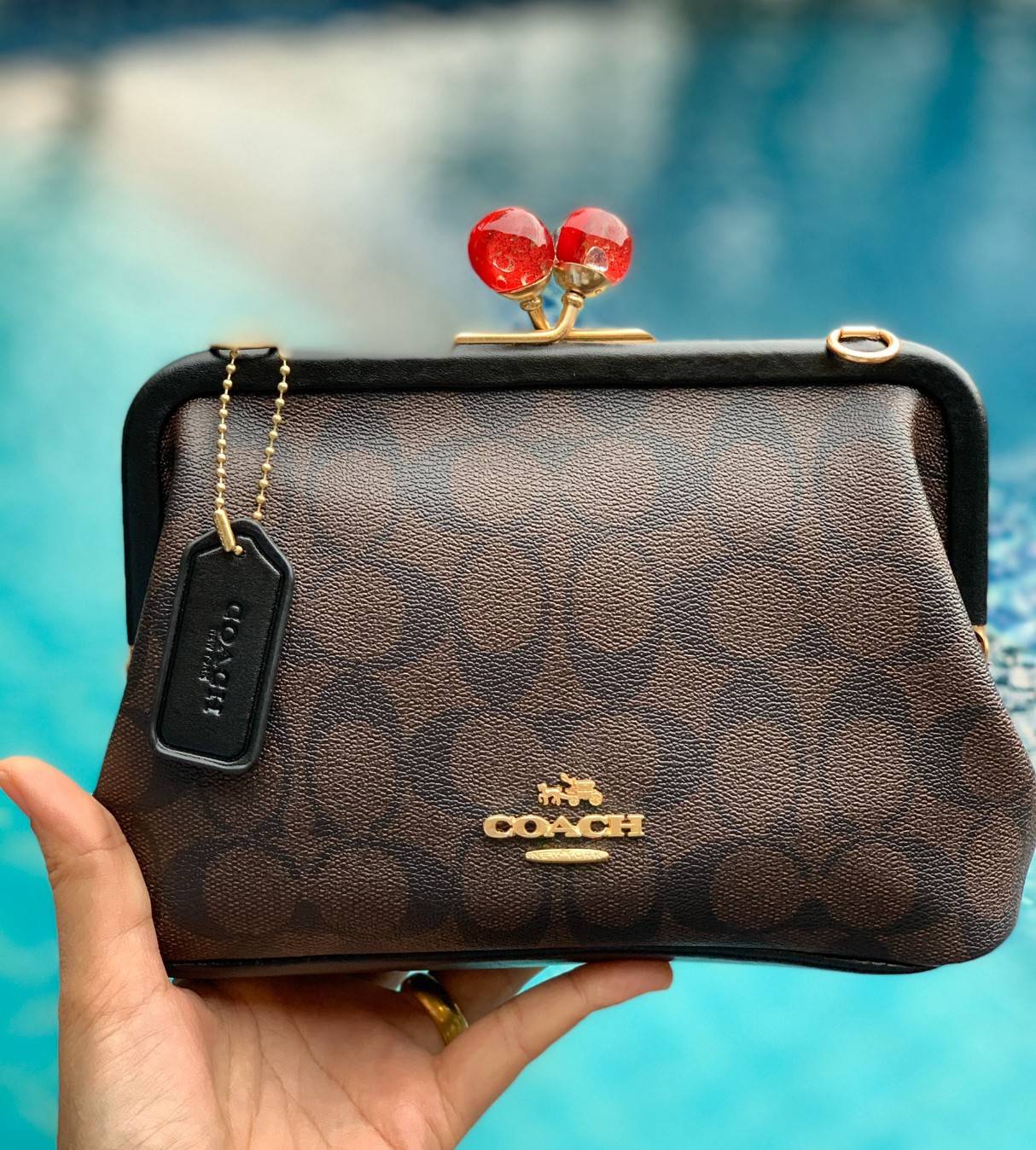 ของแท้ 💯% Coach Nora Kisslock Crossbody In Signature ((1451//1452)) หนังแท้ กระเป๋าสะพายครอสบอดี้ร์หรือสามารถถือแบบคลัทออกงานสังคมก็สวยดูดีมากๆเลยค่ะ😘 หนังแท้อย่างดีนิ่มมือค่ะ