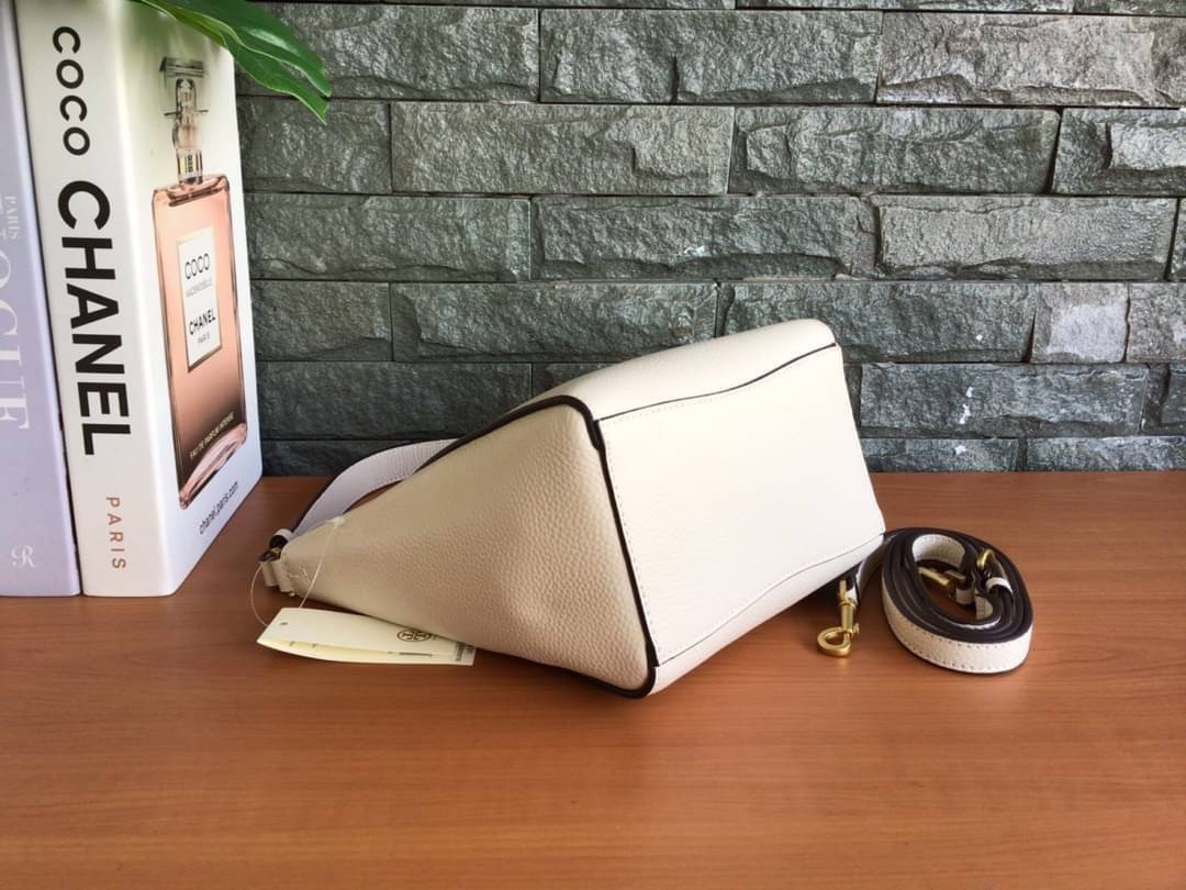 คอลเลคชั่นขายดี มากี่รอบๆ ก็หมดไวทุกรอบ!! TORY BURCH MCGRAW MINI BUCKET BAG กระเป๋าสะพาย และ ถือ คล้องแขน ทรงถัง สะพายได้ 2 ทรง ผลิตจากหนังแท้ หนังลูกวัว หนังนุ่ม หนังหอม น้ำหนักเบามากกก!! หนังลื่น นิ่มสวยมากๆ!! ด้านหน้าประดับโลโก้แบรนด์ ภายในโล่งกว้าง มี