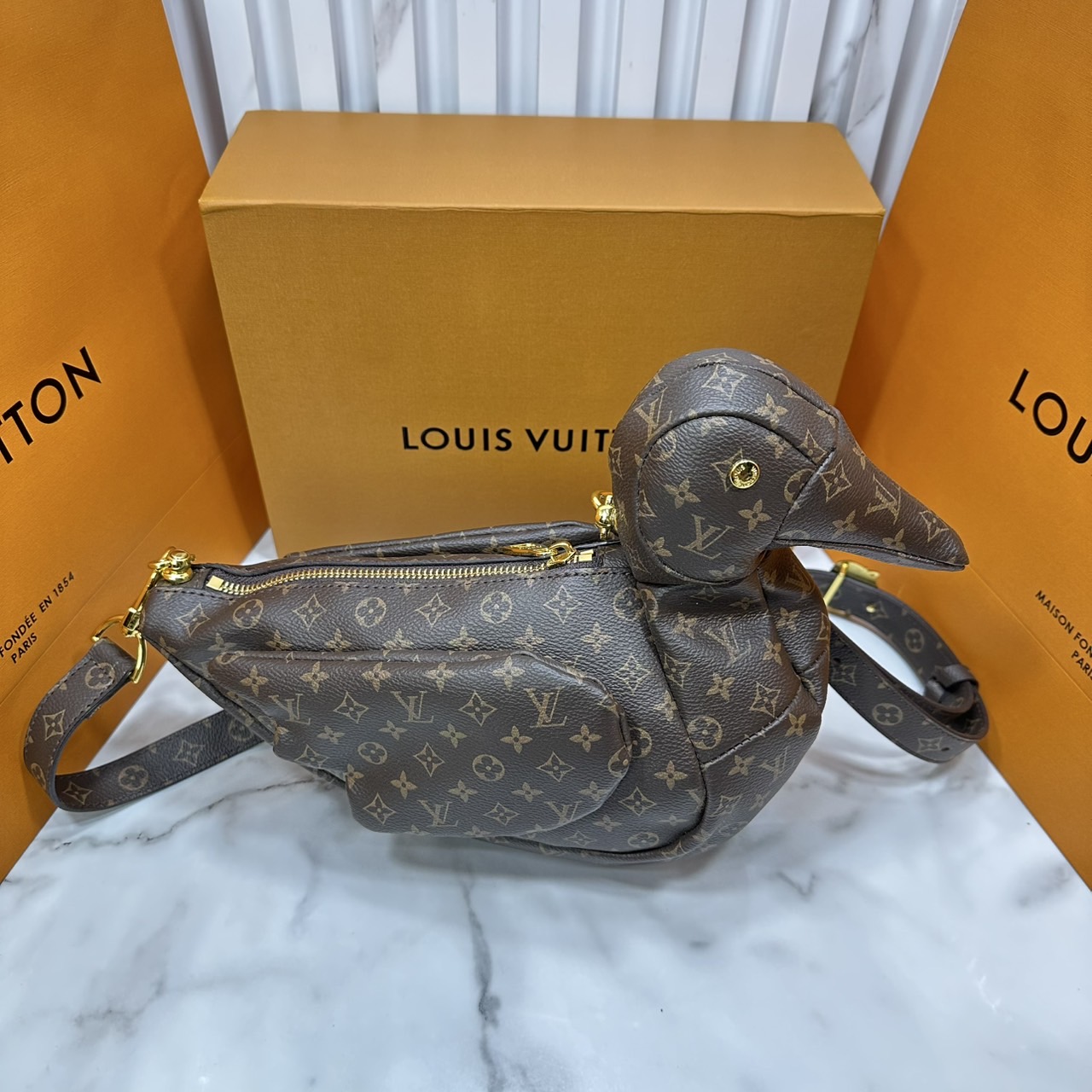 ORI หนังแท้ | LV Duck Bag Monogram coated canvas body and trim กระเป๋าดีไซน์รูปน้องเป็ด 3D กระเป๋าสะพายไหล่ขนาดกะทัดรัดรูปทรงสัตว์อันเป็นสัญลักษณ์ของสไตลิสต์สตรีทแวร์ผู้นี้
