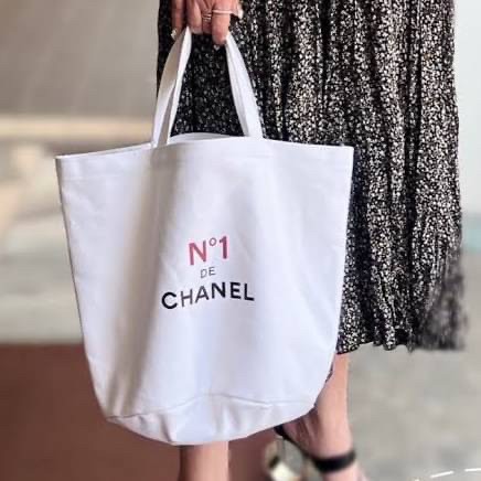 Chanel tote bag no.1 / CHANEL MINI COTTON SHOPPING BAG กระเป๋าผ้าช็อปปิ้งงานพรีเมียม ตัวกระเป๋าผ้า ผลิตจากวัสดุออแกนิค คอตตอน100% สีขาวครีม สกรีนลายด้านหน้า ขนาดกำลังดี ฐานเป็นทรงกลม ทำให้จุได้ได้ค่อนข้างเยอะ น้ำหนักเบา เหมาะกับวันสบายๆเลยค่า