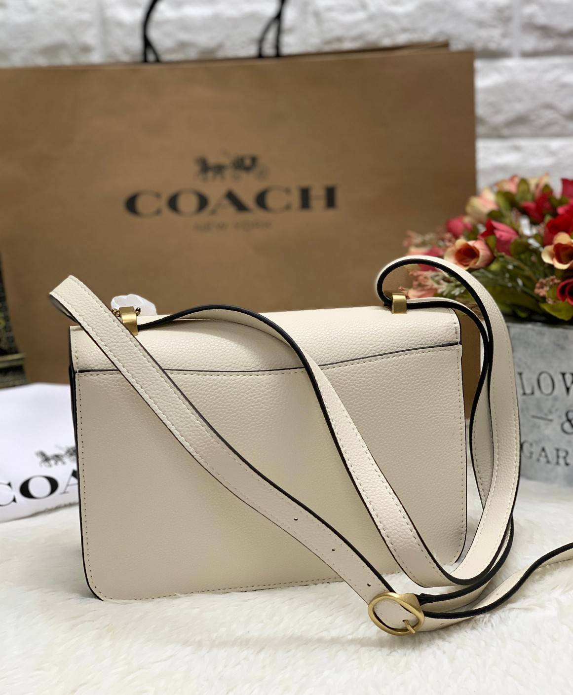 COACH ALIE SHOULDER BAG ((4615)) กระเป๋าสะพายข้างหรือสามารถทบสายกันเพื่อคล้องไหล่ได้ค่ะ วัสดุหนังแท้ หนังนิ่มสวยงามมากๆค่ะ ด้านหน้าเป็นแผ่นโลหะแบรนด์ดูหรูทีเดียว เปิดปิดกระเป๋าแบบกดล็อค ภายในแบ่งช่องหลักหนึ่งช่องค่อนข้างกว้างใส่มือถือได้ทุกรุ่น;กระเป๋าเงิ