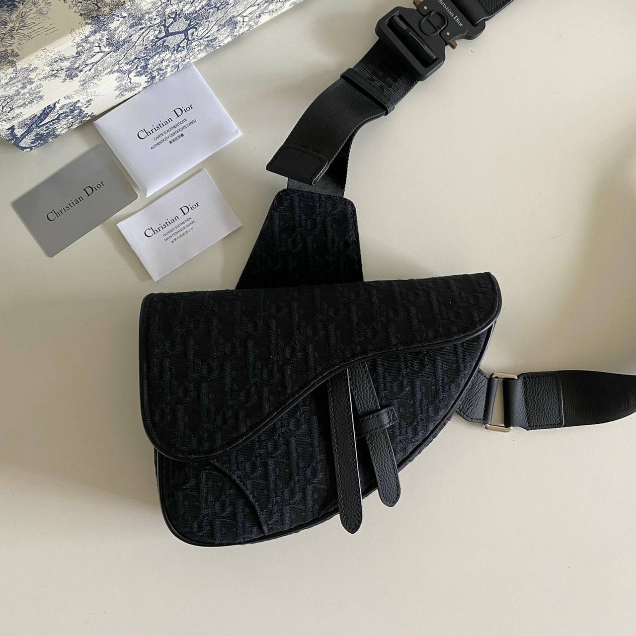VIP 】𝐂𝐇𝐑𝐈𝐒𝐓𝐈𝐀𝐍 𝐃𝐈𝐎𝐑 SADDLE BAG Black Dior Oblique Jacquard พร้อมส่งที่ไทย 2 สีสุดคลาสสิก กระเป๋าสะพายข้าง สายปรับขนาดได้ จุของได้เยอะ ใช้ได้ทั้งหญิงชาย