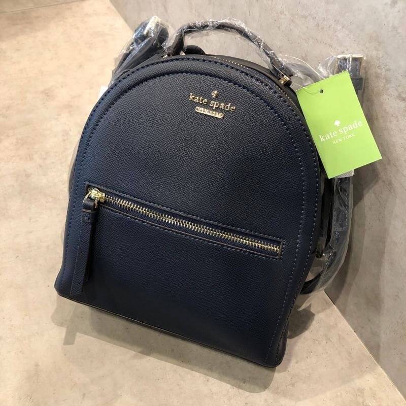 kate spade (spades) Back pack กระเป๋าเป้สะพายหลัง วัสดุหนังpu อยู่ทรง น้ำหนักเบา ใส่ของได้เยอะ ขนาดกำลังดีไม่ใหญ่จนเกินไป ภายในซับด้วยผ้าลายแบรนด์ มีสายสั้นสำหรับถือ สายสะพายยาวปรับได้ 5 ระดับ