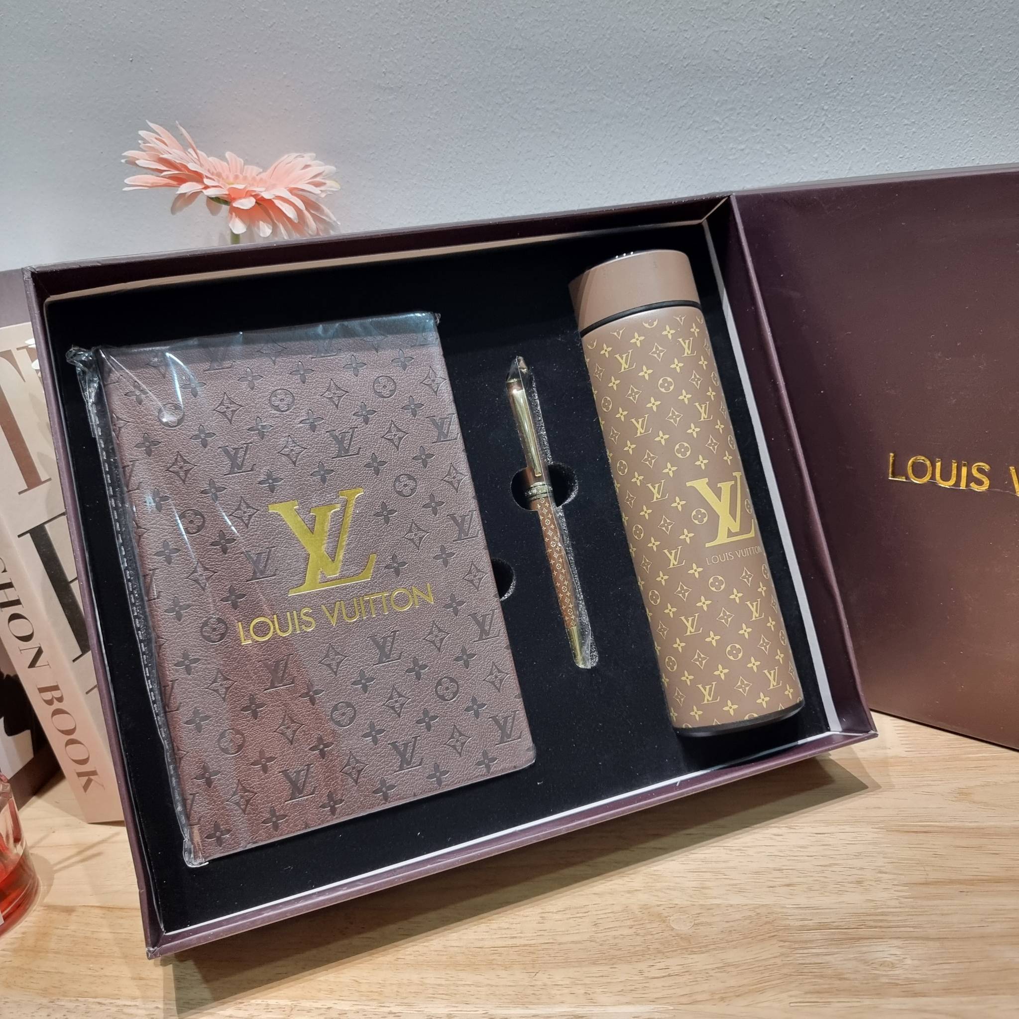 LV tumblr With digital temperature display SET Booknote / LV gift box สุดยอดไอเท็มใน box set ที่เหมาะแก่การเก็บสะสม หรือจะส่งให้เป็นของขวัญในช่วงปีใหม่ก็ดีงามที่สุด จัดมาให้ทั้งสมุดจดบันทึกเล่มลิมิเต็ด ที่ตัดขอบกระดาษด้วยสีทองหรู ปากกาเข้าเซ็ท และกระบอกน้