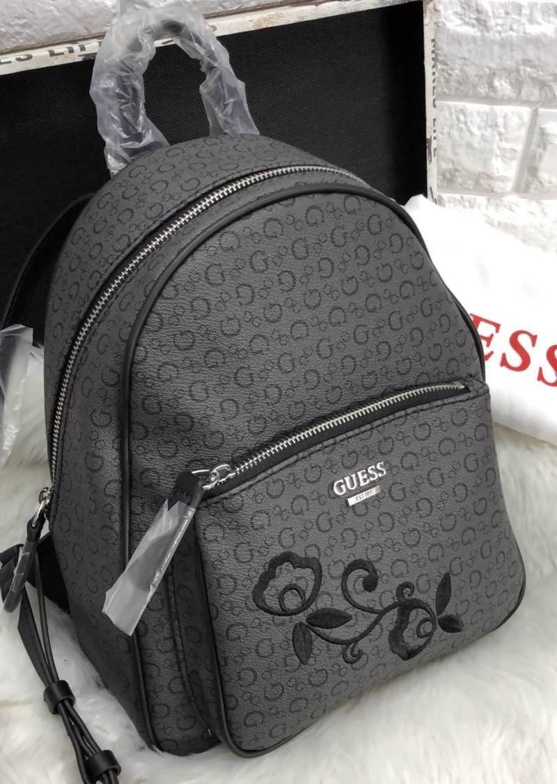 New arrival GUESS WOMEN’S CURRAN BACKPACK ONE SIZE HANDBAG พร้อมส่ง!!!! กระเป๋าสะพายหลัง Lining+Polyester 100% หนังนิ่ม น้ำหนักเบา ด้านหน้าติดโลโก้แบรนด์ ปักลายดอก มีชีองซิปหน้าหนึ่งช่อง เปิดปิดช่องหลักแบบซิป ภายในช่องโล่ง กว้าง มีช่องโล่งและช่องเล็กใส่ขอ