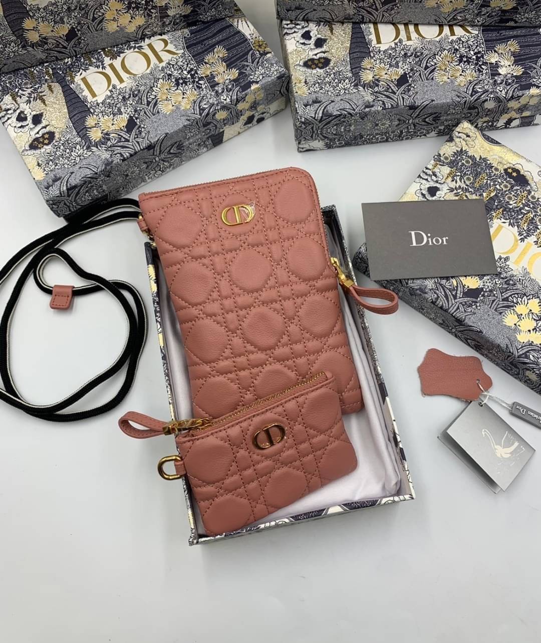 VIP 】CHRISTIAN DIOR PHONE BAG 2 in 1 DOUBLE BAG กระเป๋าเซ็ท 2 ใบ มีสายสะพายข้าง ถอดออกใช้งานได้ ถือว่าคุ้มมากๆเลยค่ะ สามารถใช้งานแยกกันได้ ใส่สายสะพายหรือ ถือได้ วัสดุหนังแท้ สวยงามนุ่มฟู น่ารักมากๆ เลยน้าาา