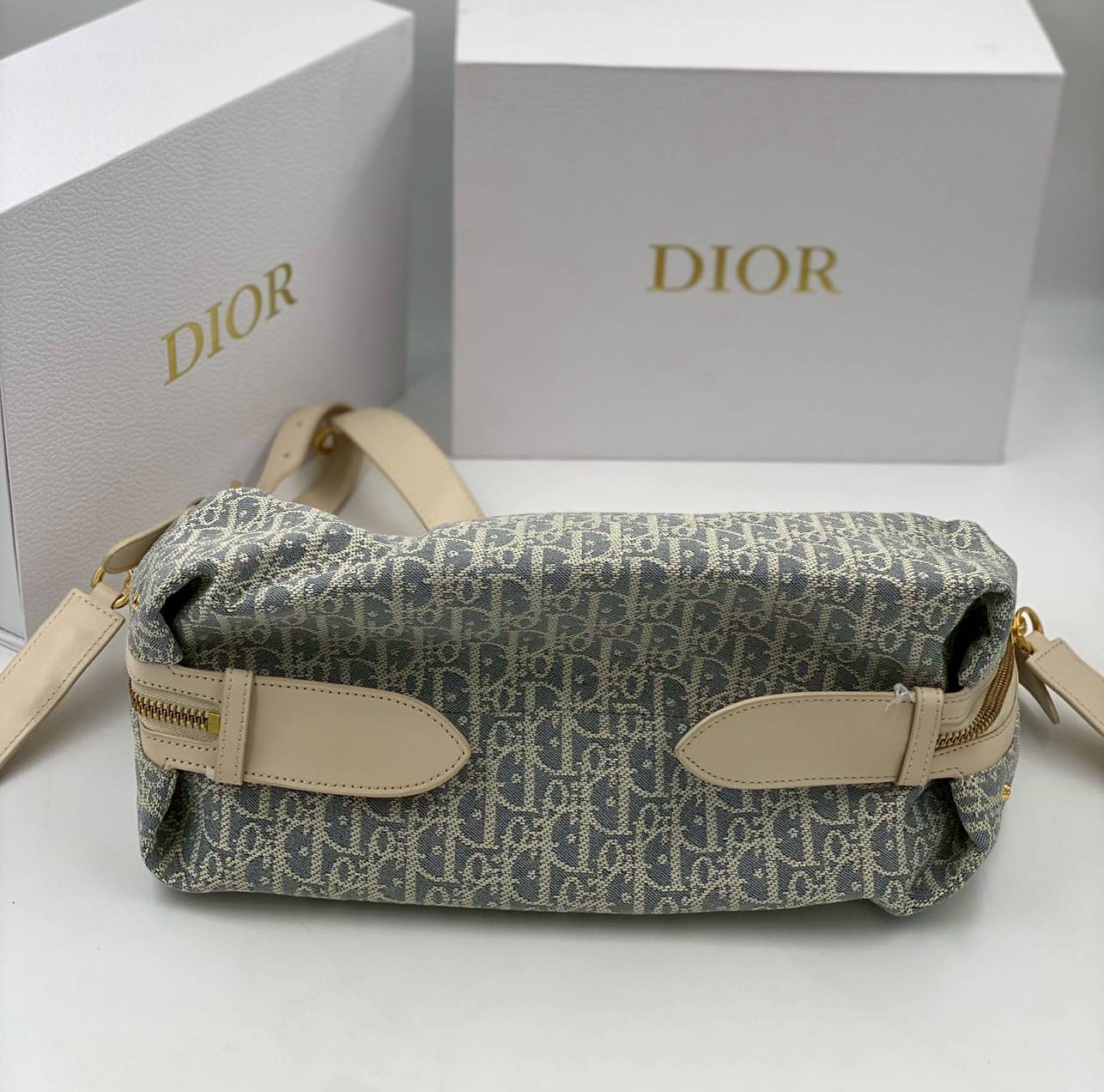 ORI หนังแท้ | DIOR D-Journey Bag กระเป๋าสะพายนิยามใหม่ดีไซน์ทันสมัย โดดเด่นด้วยรูปทรงโฮโบที่มาพร้อมกับดีไซน์ที่นุ่มนวลและทันสมัย พร้อมกับช่องใส่ของแบบติดซิป
