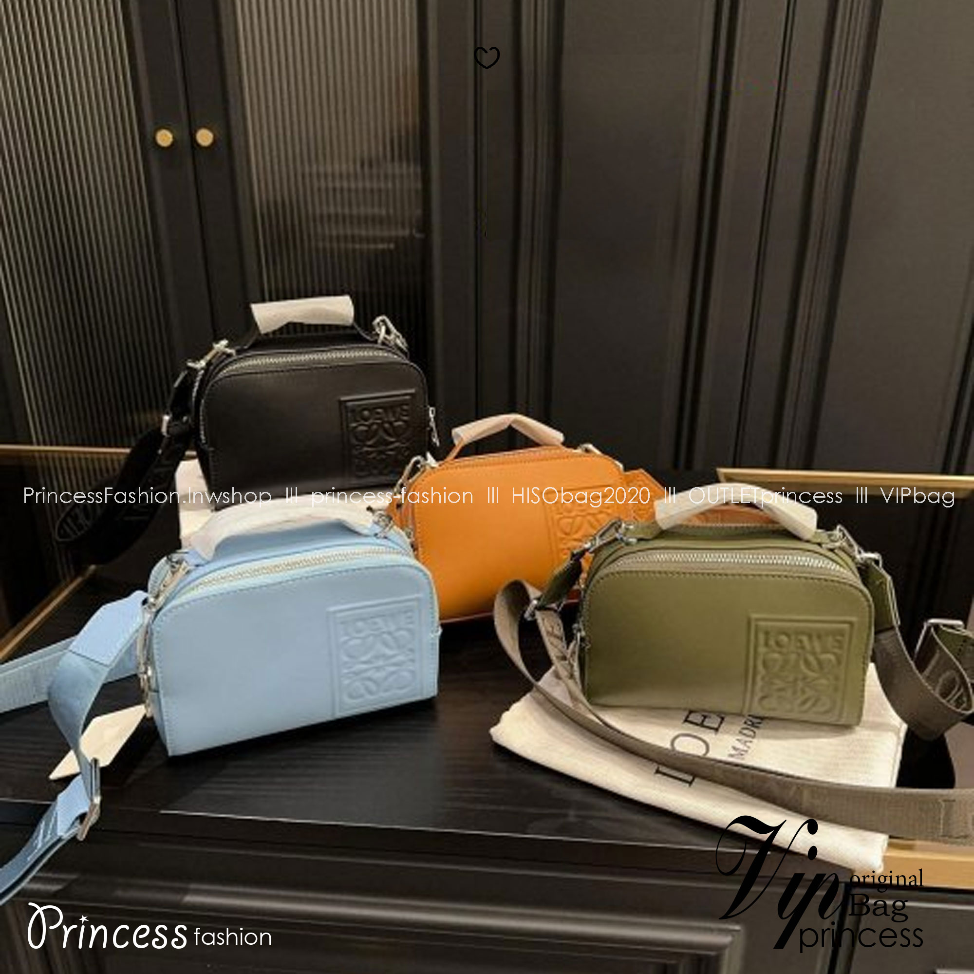 Loewe Mini Camera Crossbody Bag กระเป๋าสะพายทรงกล่อง เรียบหรูเป็นเอกลักษณ์ อย่างแท้จริง ปั้มโลโก้โดดเด่นสีเดียวกับพื้นหนัง ให้ความรู้สึกเรียบง่ายแต่แฝงความคลาสสิกในตัว