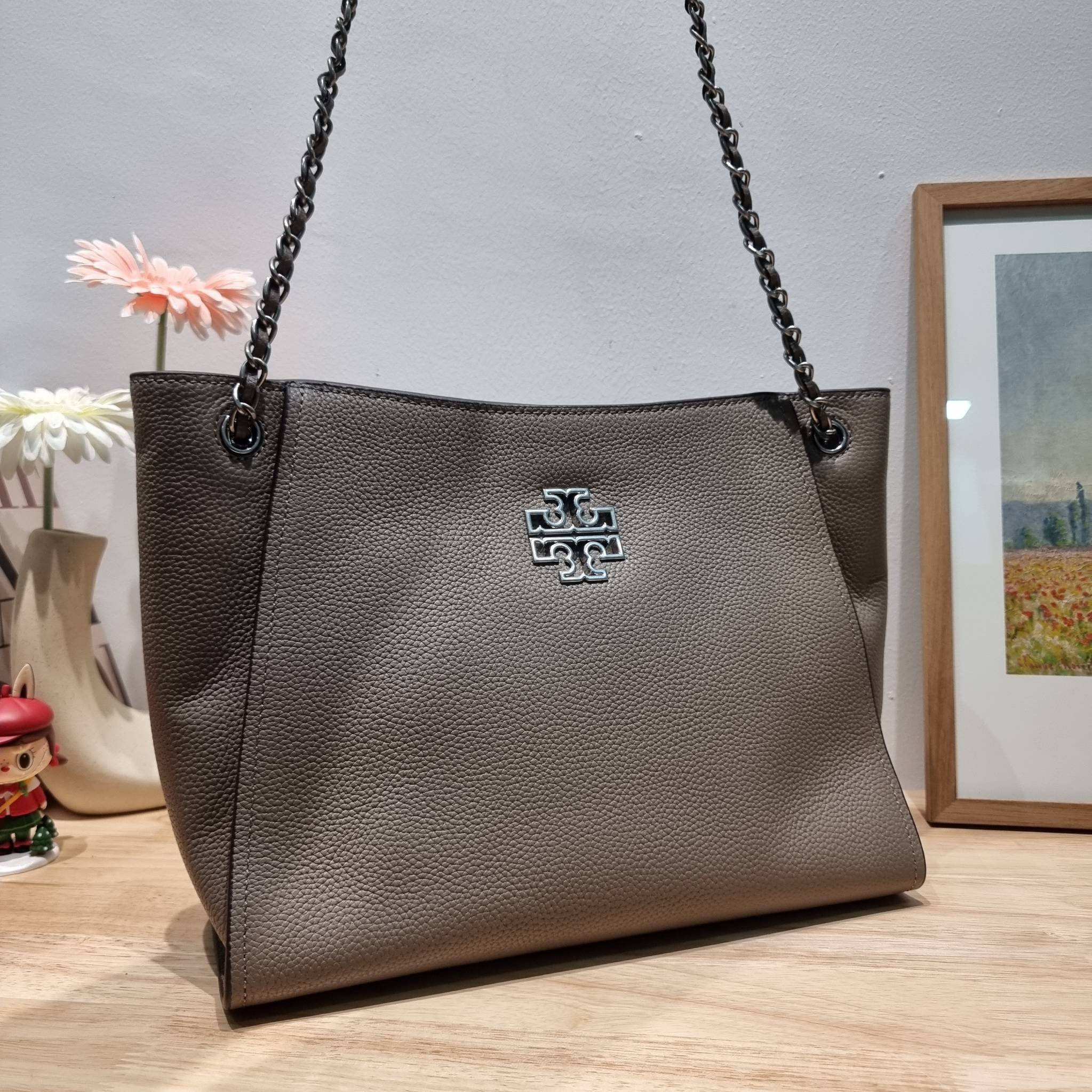 TORY BURCH BRITTEN SMALL SLOUCHY TOTE / TORY TOTE BAG / TORY BAG พร้อมส่ง กระเป๋าสะพายตัวแม่ รุ่น top ที่สวยดูแพง ใช้งานสะดวกมาก ดีไซน์ออกมาได้เรียบหรู ผู้ดี