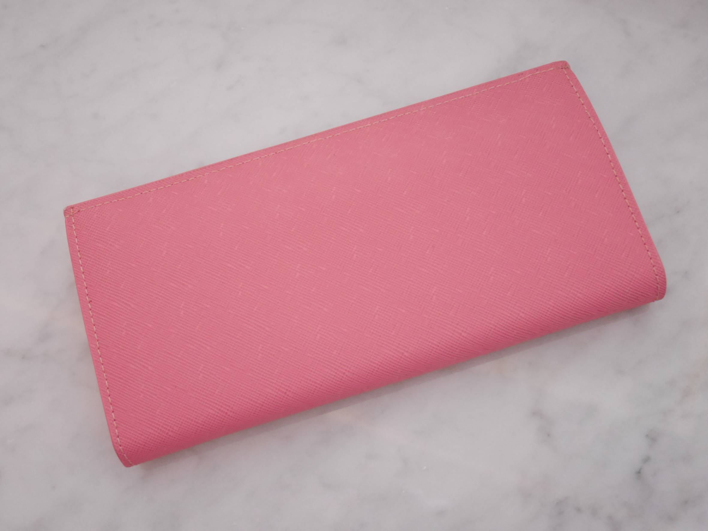 พิเศษ อุปกรณ์ครบset ค้า Best Seller~~ กระเป๋าสตางค์ยาว **ทรงหรู จากงานพรีเมี่ยมกิ้ฟ จากเคาเตอร์ต่างประเทศ จากแบรนด์ PRADA ลายหนัง saffiano ของแท้ 100% มีช่องใส่บัตร ถึง 12 ช่อง และช่องซิปใส่ของจุกจิกได้ น้ำหนักเบา จับถนัดมือ ขนาดกำลังดีคะ ถือแล้วดูดี อะไห